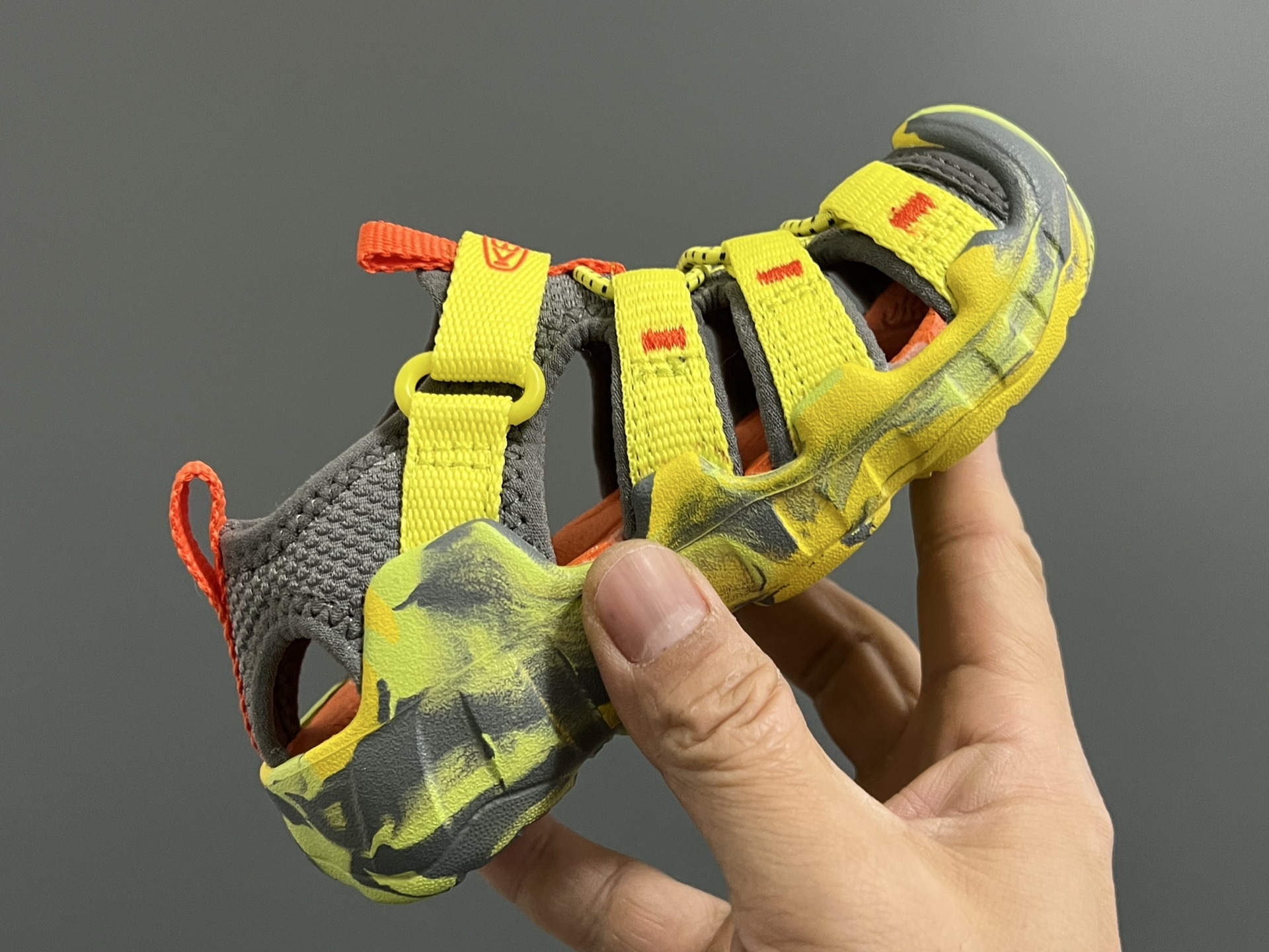 图片[6]-KEEN 潮牌新款Hyperport H2超轻涉水儿童户外溯溪鞋凉鞋 尺码：24-35码 潮牌KEEN溯溪⛺️新款🆕 原装高端1：1定制版👍🏻 放心入就对啦✌🏻 溯溪两穿凉鞋，超级实穿✔️ 彩虹色系搭配，超级夏天🏝️-选品中心