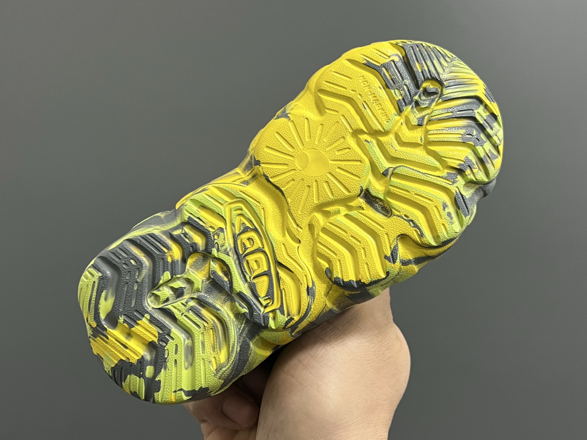 图片[5]-KEEN 潮牌新款Hyperport H2超轻涉水儿童户外溯溪鞋凉鞋 尺码：24-35码 潮牌KEEN溯溪⛺️新款🆕 原装高端1：1定制版👍🏻 放心入就对啦✌🏻 溯溪两穿凉鞋，超级实穿✔️ 彩虹色系搭配，超级夏天🏝️-选品中心