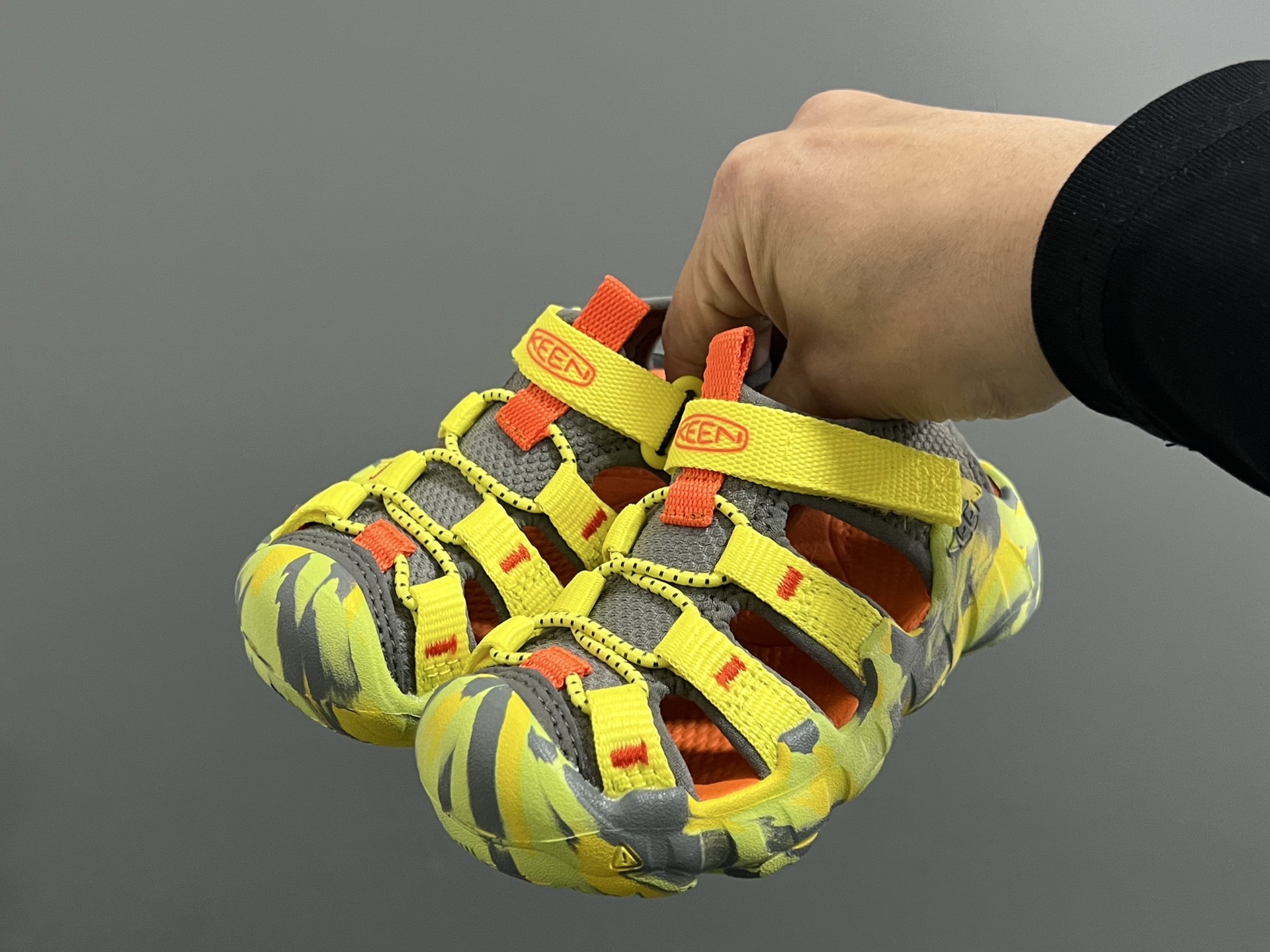 图片[2]-KEEN 潮牌新款Hyperport H2超轻涉水儿童户外溯溪鞋凉鞋 尺码：24-35码 潮牌KEEN溯溪⛺️新款🆕 原装高端1：1定制版👍🏻 放心入就对啦✌🏻 溯溪两穿凉鞋，超级实穿✔️ 彩虹色系搭配，超级夏天🏝️-选品中心