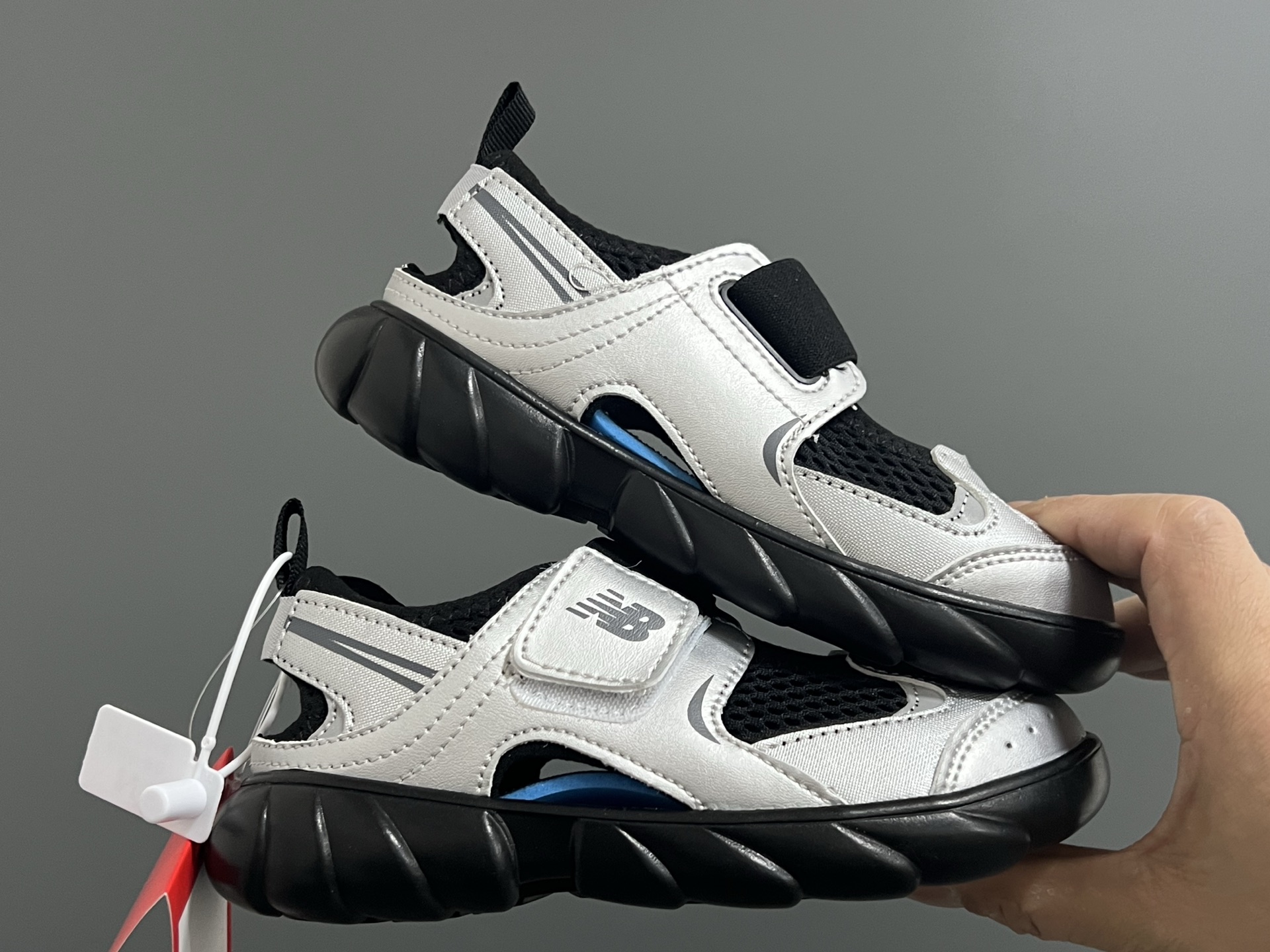 图片[9]-牛B新款920玛丽珍网面拼接魔术贴儿童凉鞋 尺码：24-37码 时髦又洋气的NB玛丽珍系列🔥 网面➕优质皮料拼接，透气又舒适☁️ 1：1高端定制MD大底，脚感超舒服😌 魔术贴设计，穿脱超级方便✌🏻 闭眼入的八色，搭配袜子超洋气✨-选品中心