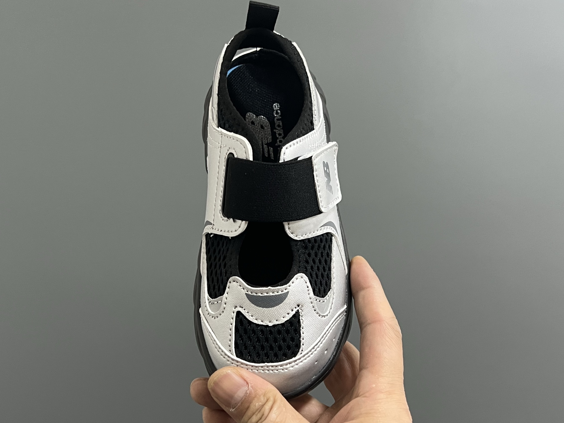 图片[8]-牛B新款920玛丽珍网面拼接魔术贴儿童凉鞋 尺码：24-37码 时髦又洋气的NB玛丽珍系列🔥 网面➕优质皮料拼接，透气又舒适☁️ 1：1高端定制MD大底，脚感超舒服😌 魔术贴设计，穿脱超级方便✌🏻 闭眼入的八色，搭配袜子超洋气✨-选品中心