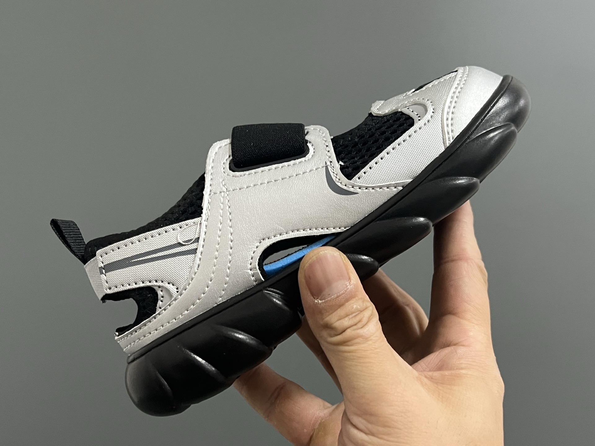 图片[6]-牛B新款920玛丽珍网面拼接魔术贴儿童凉鞋 尺码：24-37码 时髦又洋气的NB玛丽珍系列🔥 网面➕优质皮料拼接，透气又舒适☁️ 1：1高端定制MD大底，脚感超舒服😌 魔术贴设计，穿脱超级方便✌🏻 闭眼入的八色，搭配袜子超洋气✨-选品中心