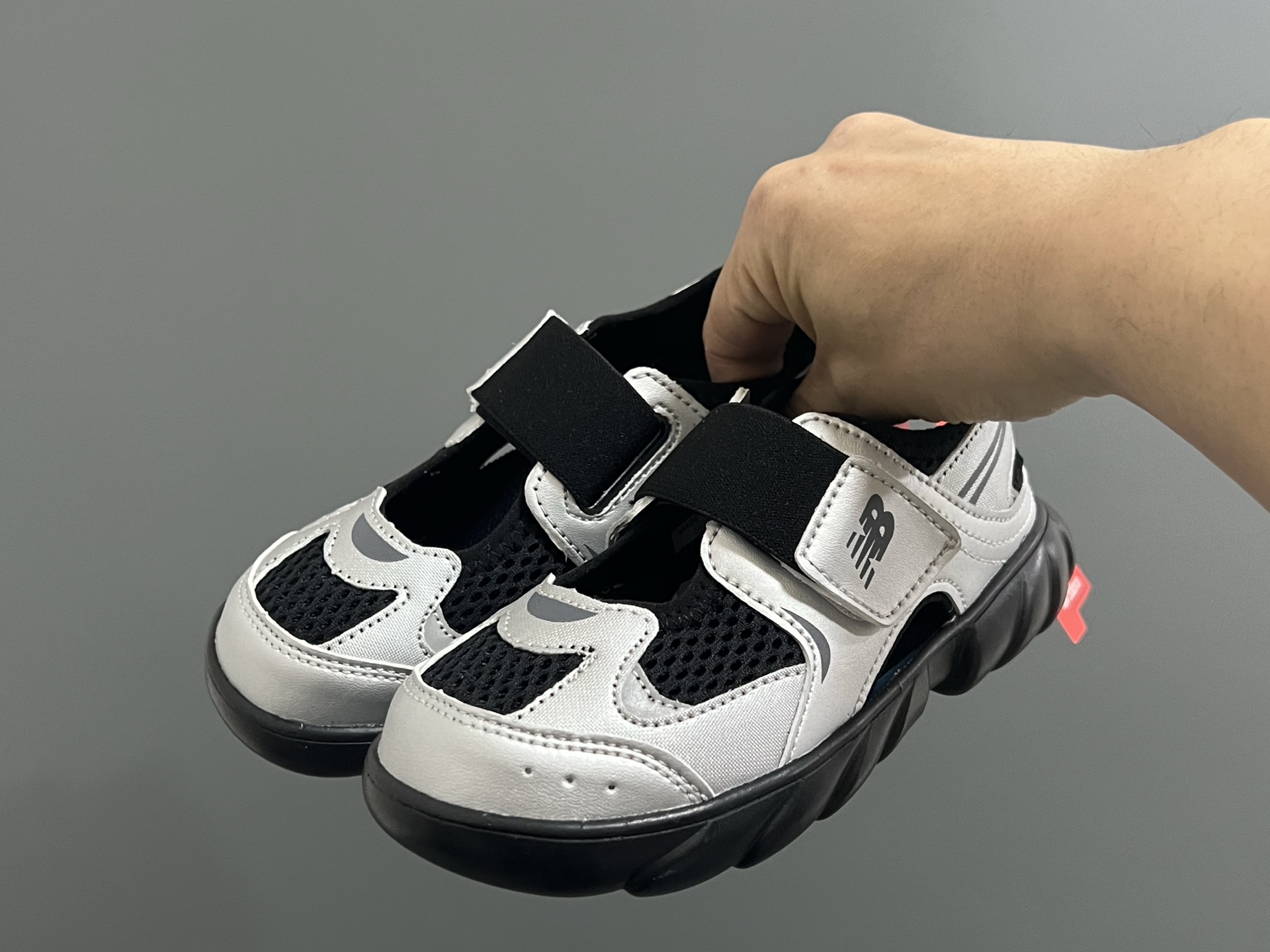 图片[2]-牛B新款920玛丽珍网面拼接魔术贴儿童凉鞋 尺码：24-37码 时髦又洋气的NB玛丽珍系列🔥 网面➕优质皮料拼接，透气又舒适☁️ 1：1高端定制MD大底，脚感超舒服😌 魔术贴设计，穿脱超级方便✌🏻 闭眼入的八色，搭配袜子超洋气✨-选品中心