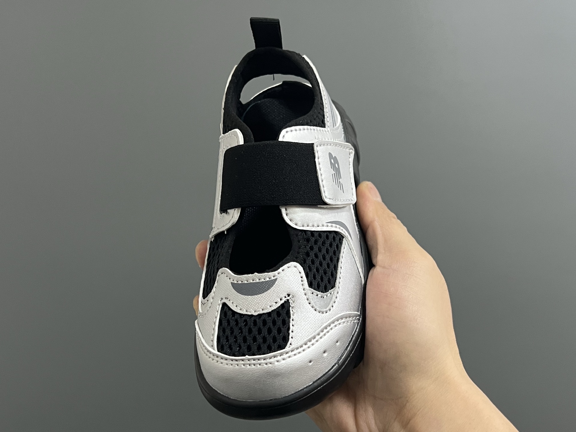 图片[3]-牛B新款920玛丽珍网面拼接魔术贴儿童凉鞋 尺码：24-37码 时髦又洋气的NB玛丽珍系列🔥 网面➕优质皮料拼接，透气又舒适☁️ 1：1高端定制MD大底，脚感超舒服😌 魔术贴设计，穿脱超级方便✌🏻 闭眼入的八色，搭配袜子超洋气✨-选品中心