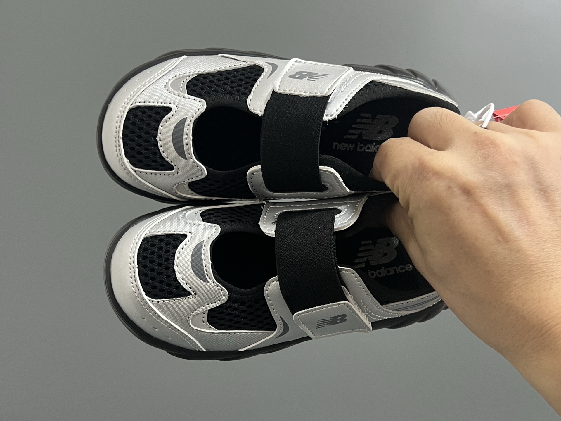 牛B新款920玛丽珍网面拼接魔术贴儿童凉鞋 尺码：24-37码 时髦又洋气的NB玛丽珍系列🔥 网面➕优质皮料拼接，透气又舒适☁️ 1：1高端定制MD大底，脚感超舒服😌 魔术贴设计，穿脱超级方便✌🏻 闭眼入的八色，搭配袜子超洋气✨-选品中心