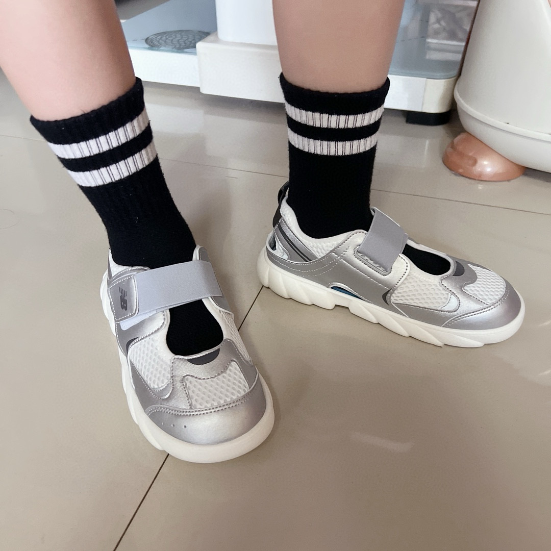 图片[6]-牛B新款920玛丽珍网面拼接魔术贴儿童凉鞋 尺码：24-37码 时髦又洋气的NB玛丽珍系列🔥 网面➕优质皮料拼接，透气又舒适☁️ 1：1高端定制MD大底，脚感超舒服😌 魔术贴设计，穿脱超级方便✌🏻 闭眼入的八色，搭配袜子超洋气✨-选品中心