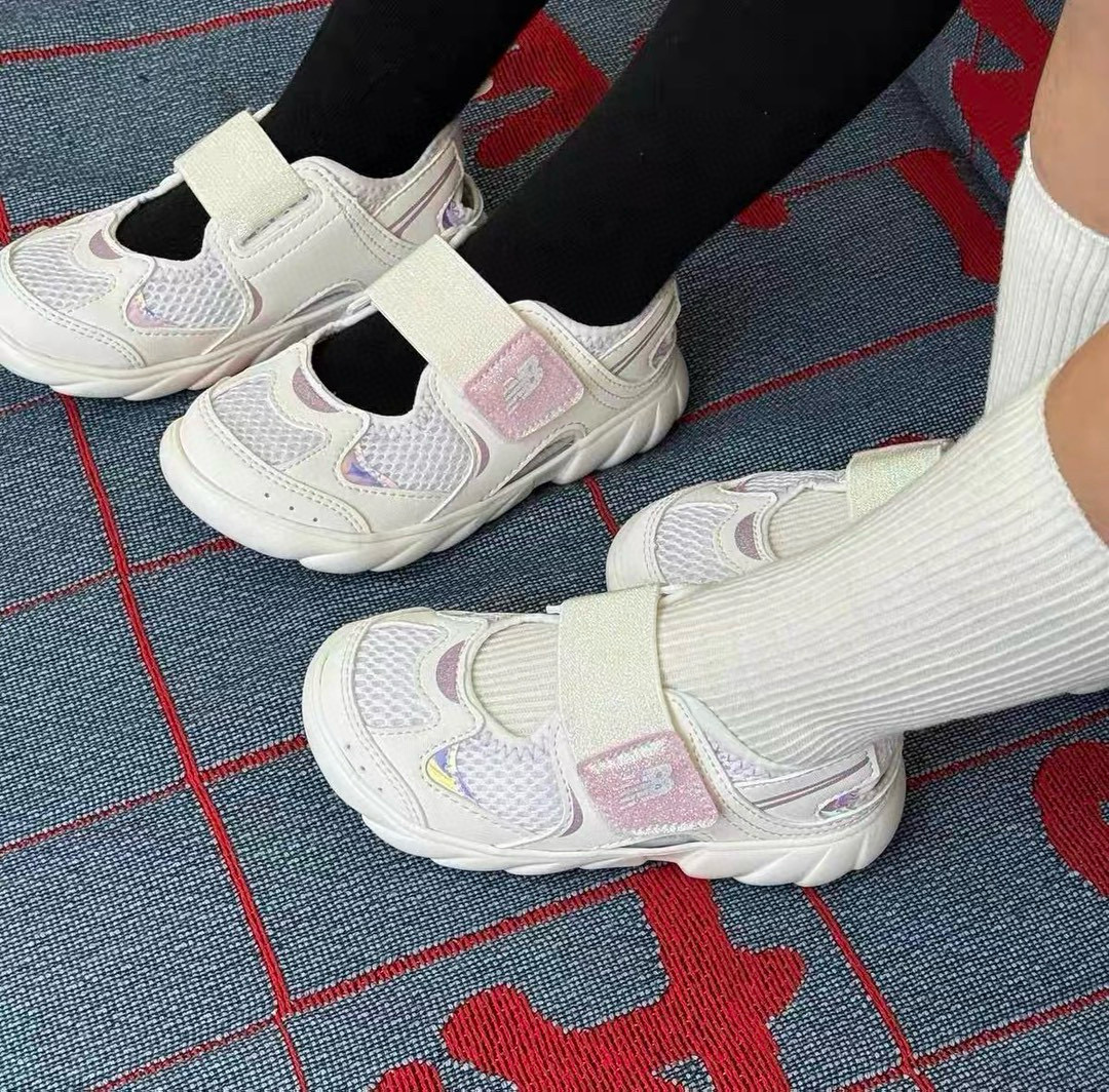 图片[8]-牛B新款920玛丽珍网面拼接魔术贴儿童凉鞋 尺码：24-37码 时髦又洋气的NB玛丽珍系列🔥 网面➕优质皮料拼接，透气又舒适☁️ 1：1高端定制MD大底，脚感超舒服😌 魔术贴设计，穿脱超级方便✌🏻 闭眼入的八色，搭配袜子超洋气✨-选品中心