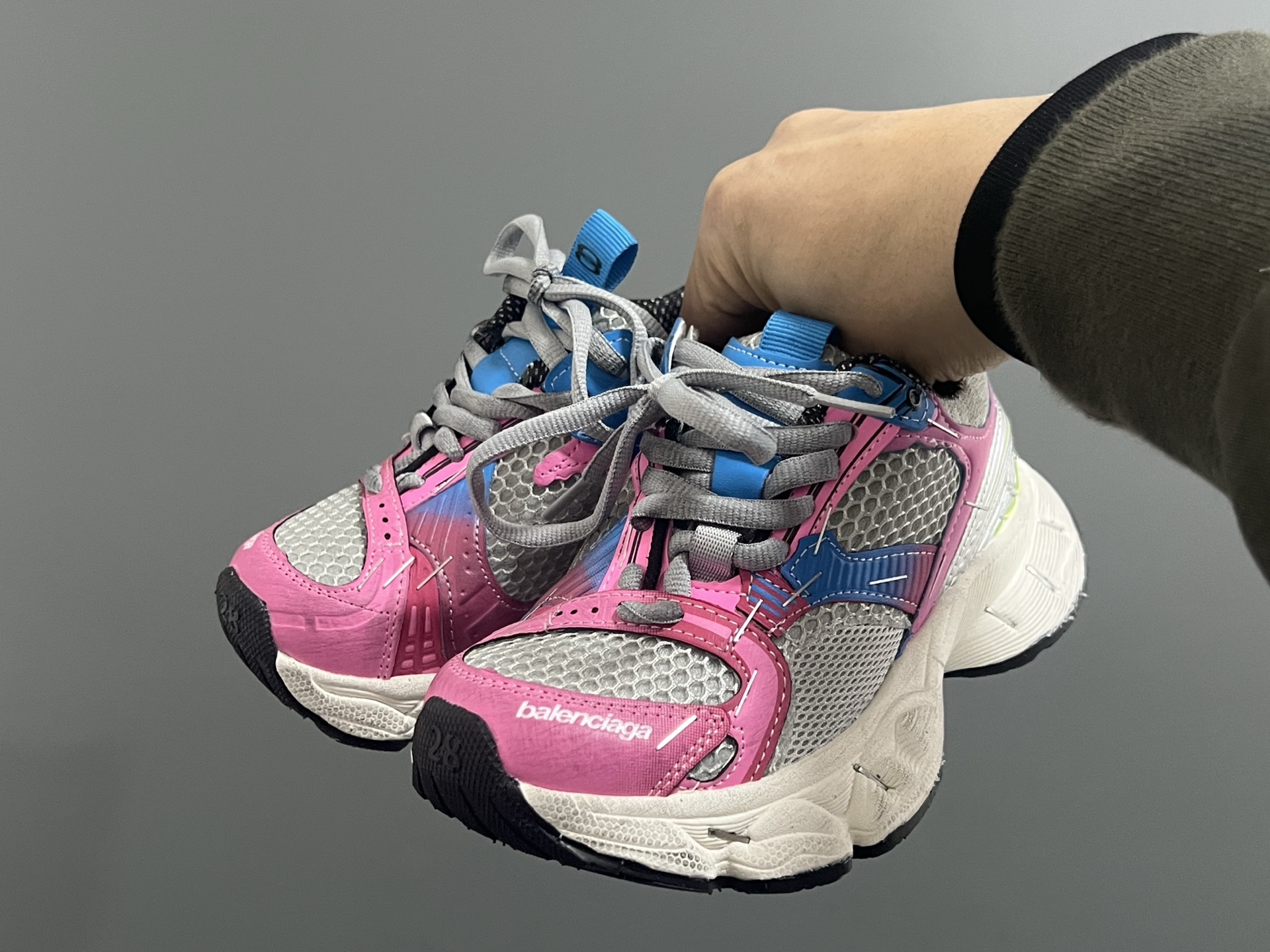 图片[2]-巴黎新款订书机同款魔术贴儿童老爹鞋 尺码：26-37码 经典巴黎世家同款老爹🆕 魔术贴设计，穿脱方便✌🏻 耐磨防滑大底，脚感超赞👍🏻-选品中心