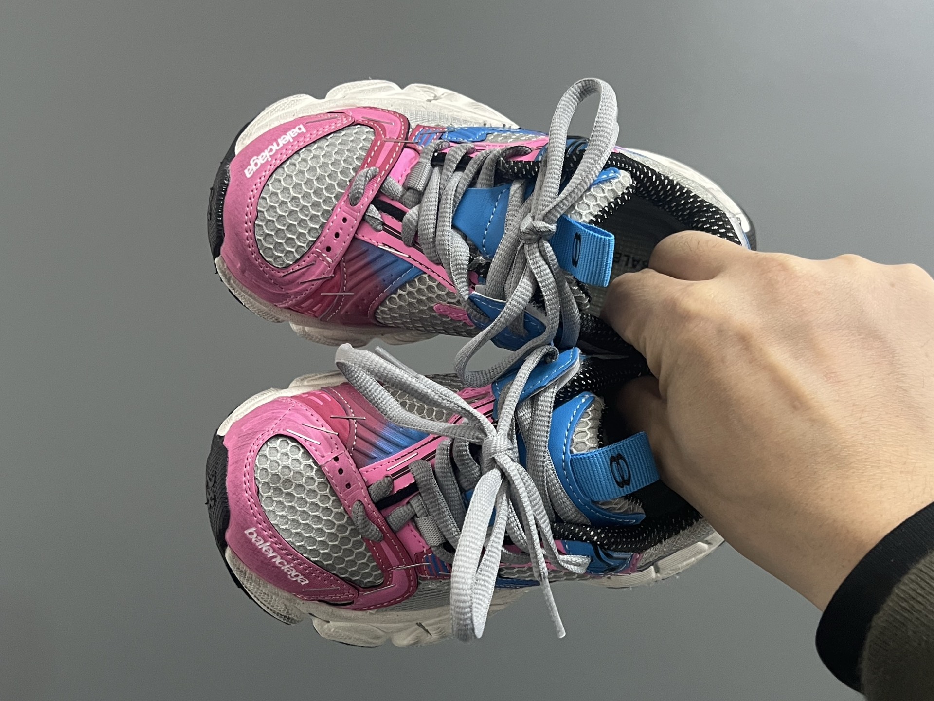 巴黎新款订书机同款魔术贴儿童老爹鞋 尺码：26-37码 经典巴黎世家同款老爹🆕 魔术贴设计，穿脱方便✌🏻 耐磨防滑大底，脚感超赞👍🏻-选品中心