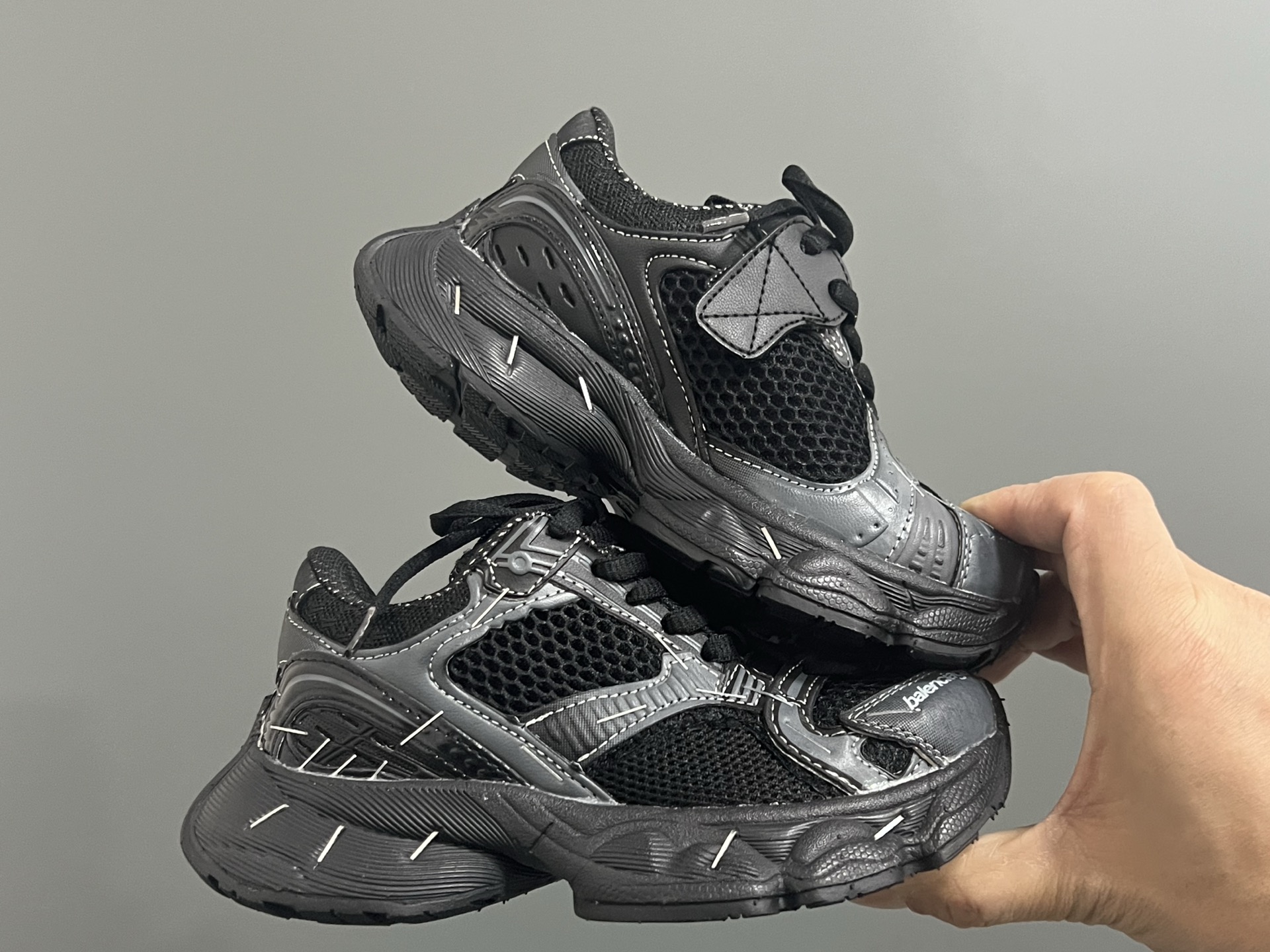 图片[9]-巴黎新款订书机同款魔术贴儿童老爹鞋 尺码：26-37码 经典巴黎世家同款老爹🆕 魔术贴设计，穿脱方便✌🏻 耐磨防滑大底，脚感超赞👍🏻-选品中心