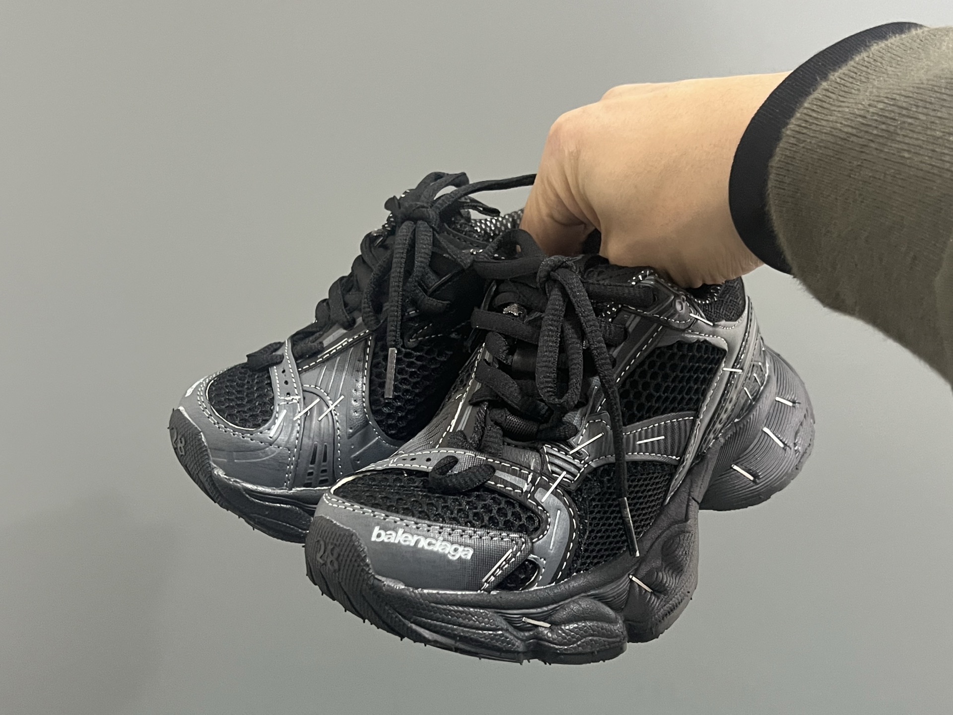 图片[2]-巴黎新款订书机同款魔术贴儿童老爹鞋 尺码：26-37码 经典巴黎世家同款老爹🆕 魔术贴设计，穿脱方便✌🏻 耐磨防滑大底，脚感超赞👍🏻-选品中心