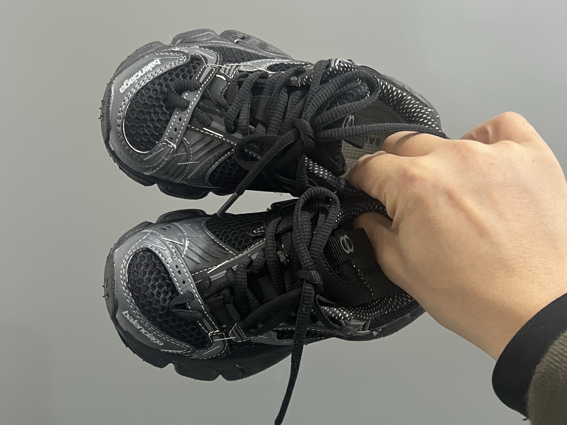 巴黎新款订书机同款魔术贴儿童老爹鞋 尺码：26-37码 经典巴黎世家同款老爹🆕 魔术贴设计，穿脱方便✌🏻 耐磨防滑大底，脚感超赞👍🏻-选品中心