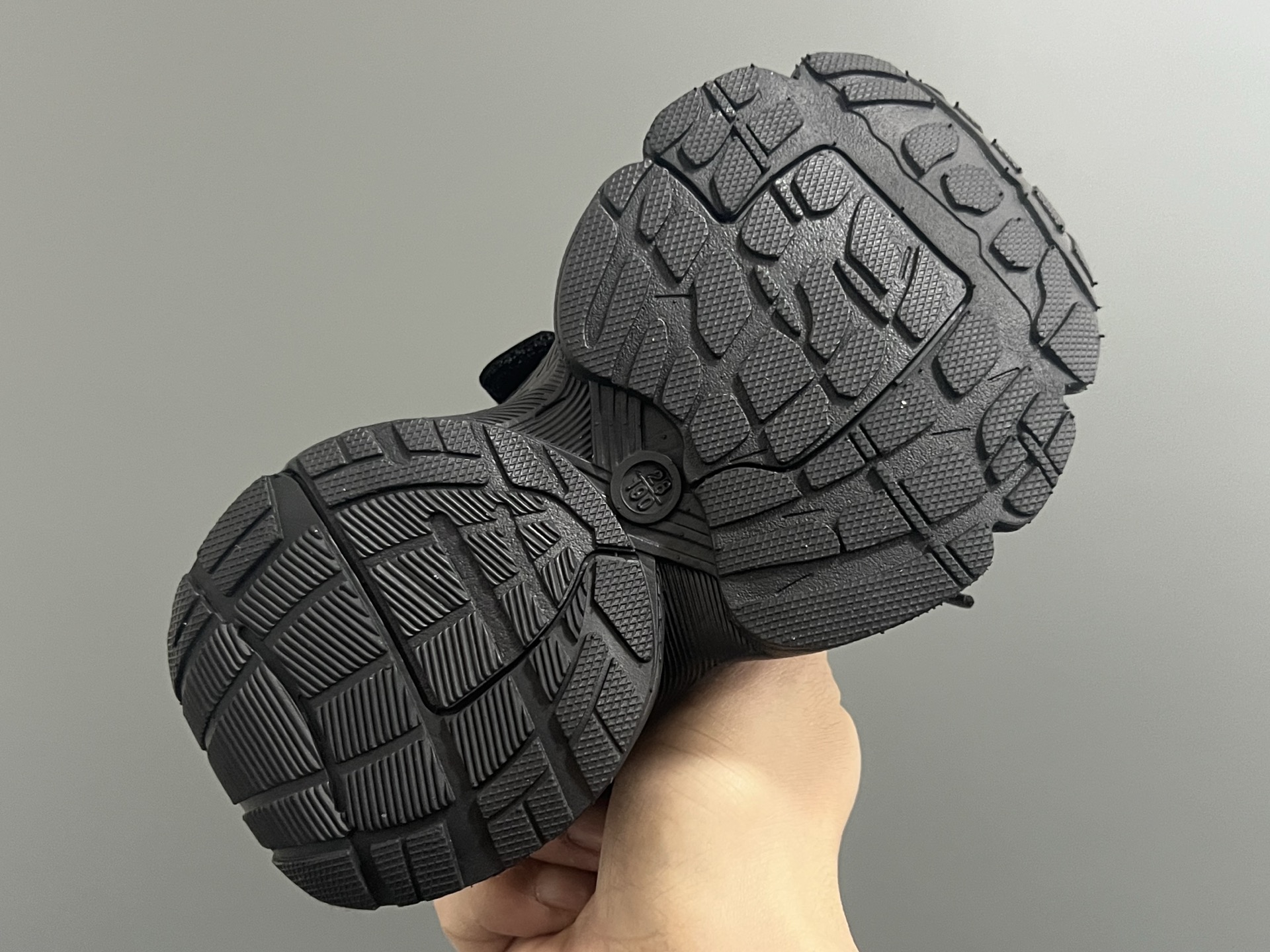 图片[5]-巴黎新款订书机同款魔术贴儿童老爹鞋 尺码：26-37码 经典巴黎世家同款老爹🆕 魔术贴设计，穿脱方便✌🏻 耐磨防滑大底，脚感超赞👍🏻-选品中心