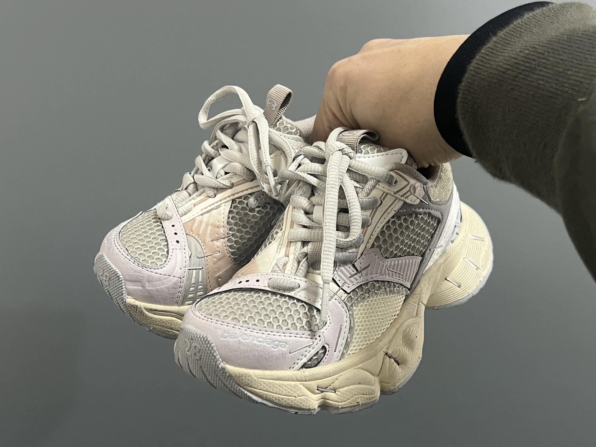 图片[2]-巴黎新款订书机同款魔术贴儿童老爹鞋 尺码：26-37码 经典巴黎世家同款老爹🆕 魔术贴设计，穿脱方便✌🏻 耐磨防滑大底，脚感超赞👍🏻-选品中心