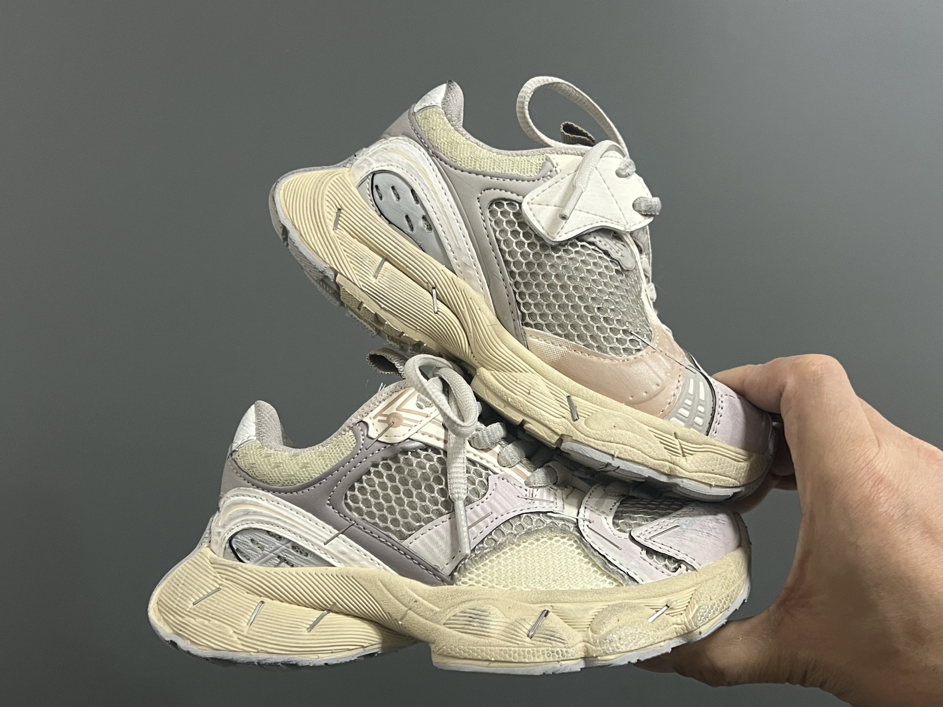 图片[9]-巴黎新款订书机同款魔术贴儿童老爹鞋 尺码：26-37码 经典巴黎世家同款老爹🆕 魔术贴设计，穿脱方便✌🏻 耐磨防滑大底，脚感超赞👍🏻-选品中心