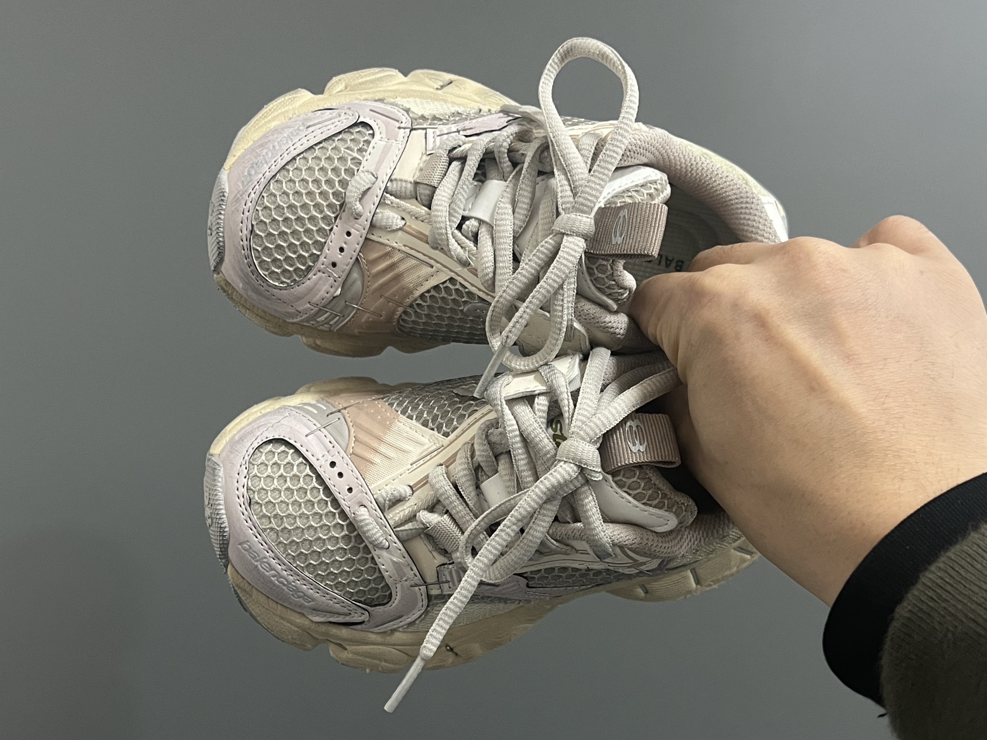 巴黎新款订书机同款魔术贴儿童老爹鞋 尺码：26-37码 经典巴黎世家同款老爹🆕 魔术贴设计，穿脱方便✌🏻 耐磨防滑大底，脚感超赞👍🏻-选品中心