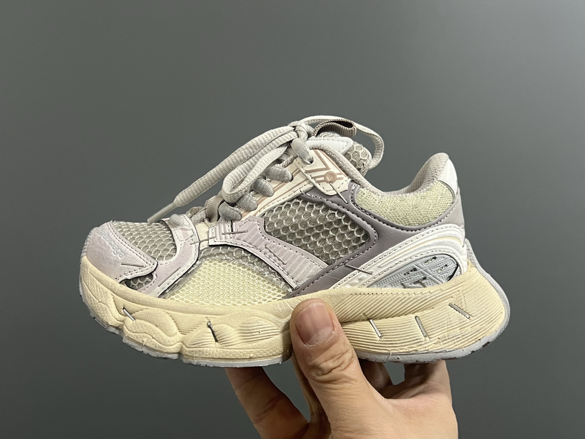 图片[4]-巴黎新款订书机同款魔术贴儿童老爹鞋 尺码：26-37码 经典巴黎世家同款老爹🆕 魔术贴设计，穿脱方便✌🏻 耐磨防滑大底，脚感超赞👍🏻-选品中心