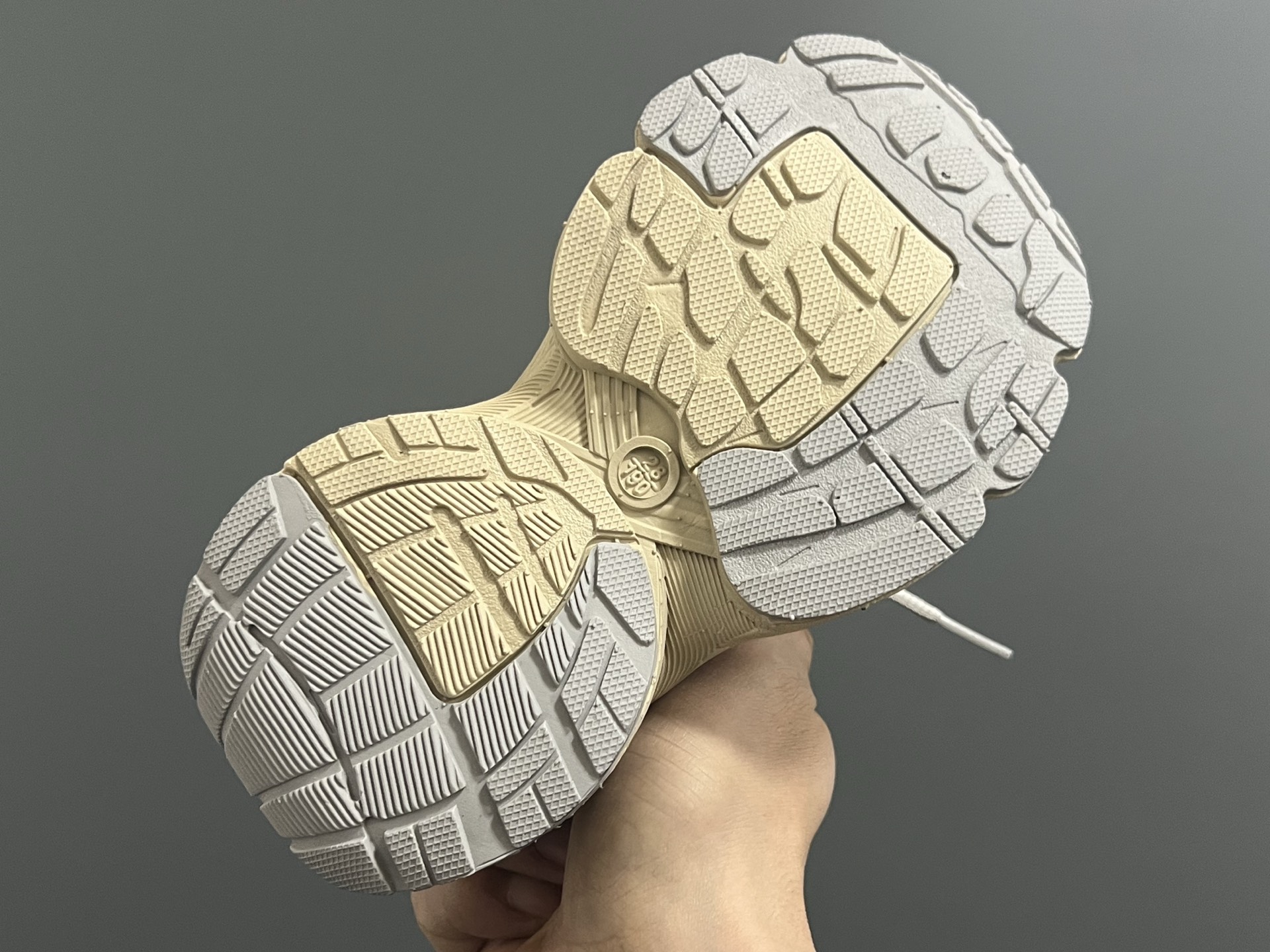 图片[5]-巴黎新款订书机同款魔术贴儿童老爹鞋 尺码：26-37码 经典巴黎世家同款老爹🆕 魔术贴设计，穿脱方便✌🏻 耐磨防滑大底，脚感超赞👍🏻-选品中心