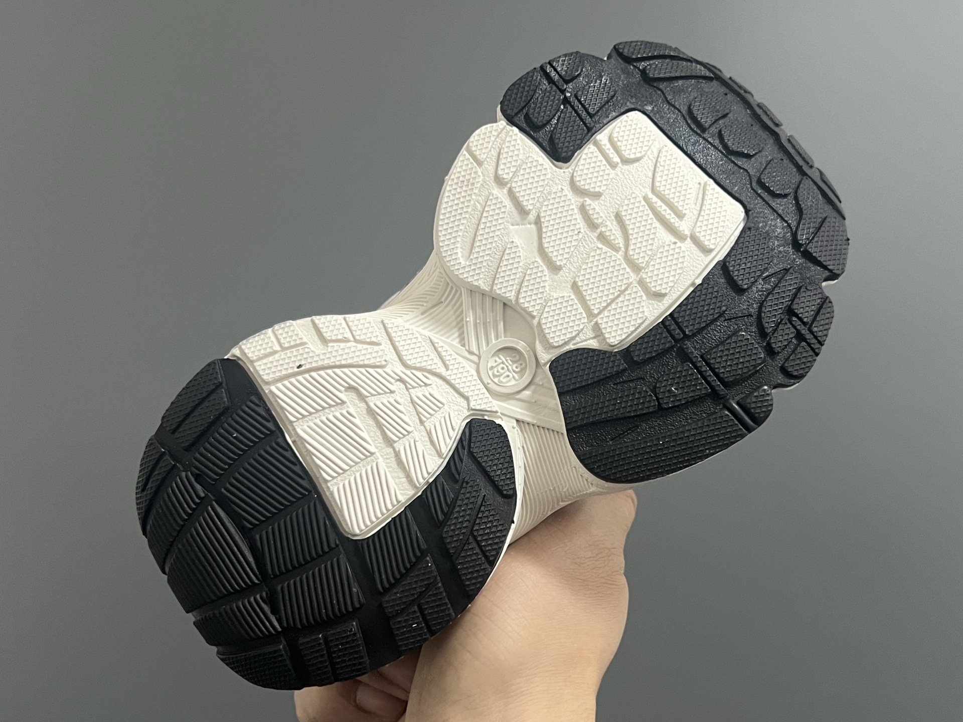 图片[5]-巴黎新款订书机同款魔术贴儿童老爹鞋 尺码：26-37码 经典巴黎世家同款老爹🆕 魔术贴设计，穿脱方便✌🏻 耐磨防滑大底，脚感超赞👍🏻-选品中心