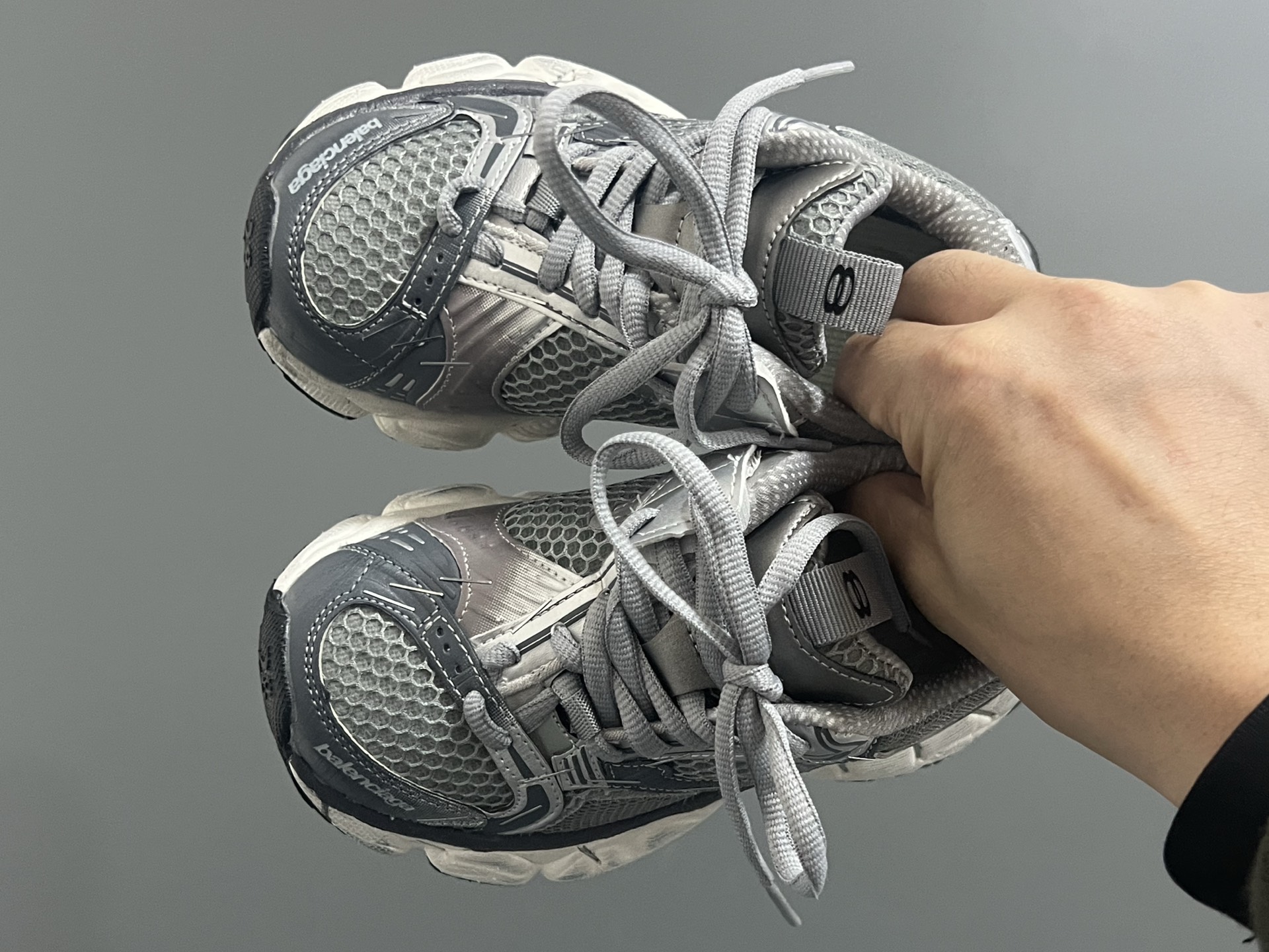 巴黎新款订书机同款魔术贴儿童老爹鞋 尺码：26-37码 经典巴黎世家同款老爹🆕 魔术贴设计，穿脱方便✌🏻 耐磨防滑大底，脚感超赞👍🏻-选品中心