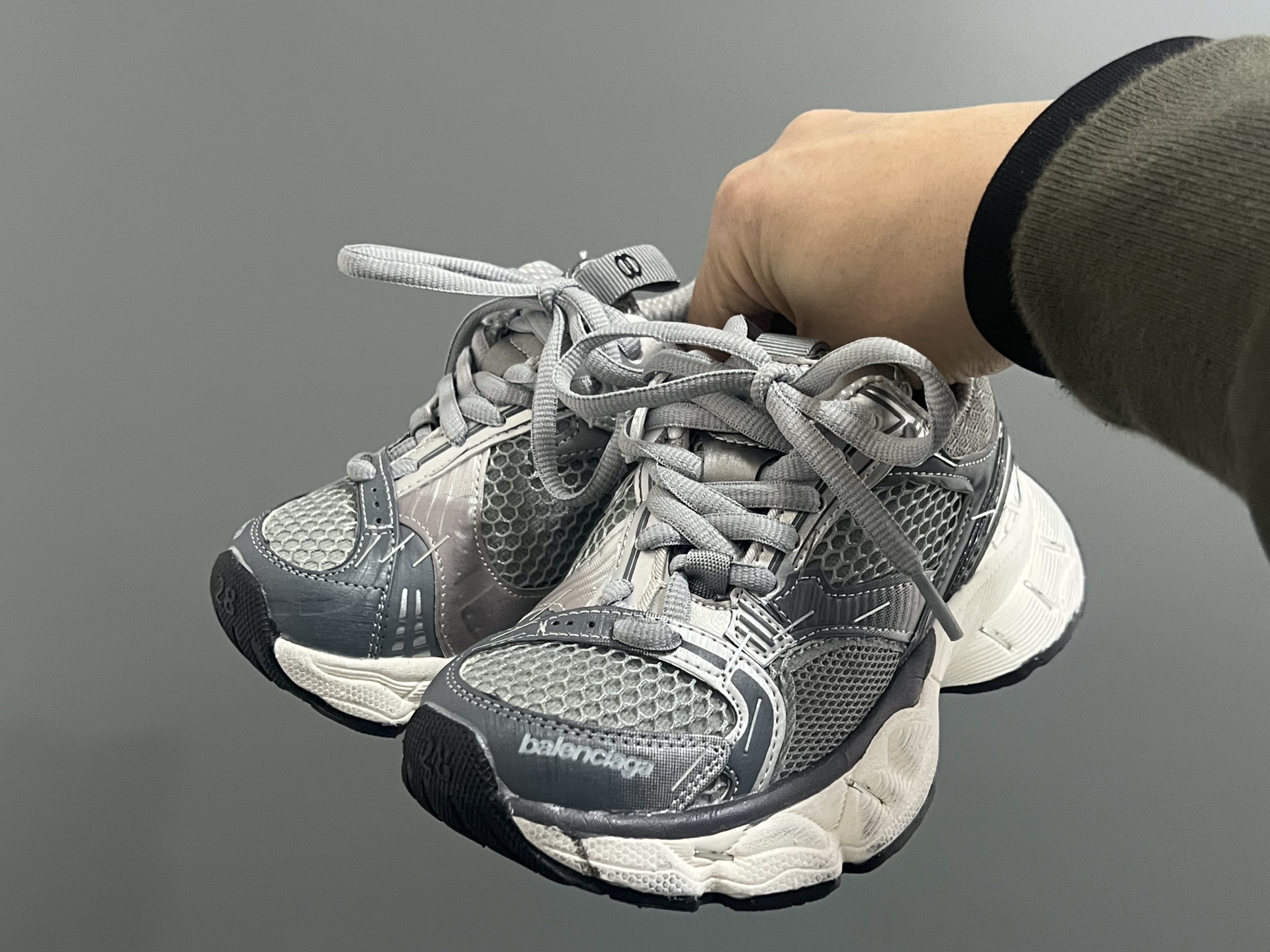 图片[2]-巴黎新款订书机同款魔术贴儿童老爹鞋 尺码：26-37码 经典巴黎世家同款老爹🆕 魔术贴设计，穿脱方便✌🏻 耐磨防滑大底，脚感超赞👍🏻-选品中心