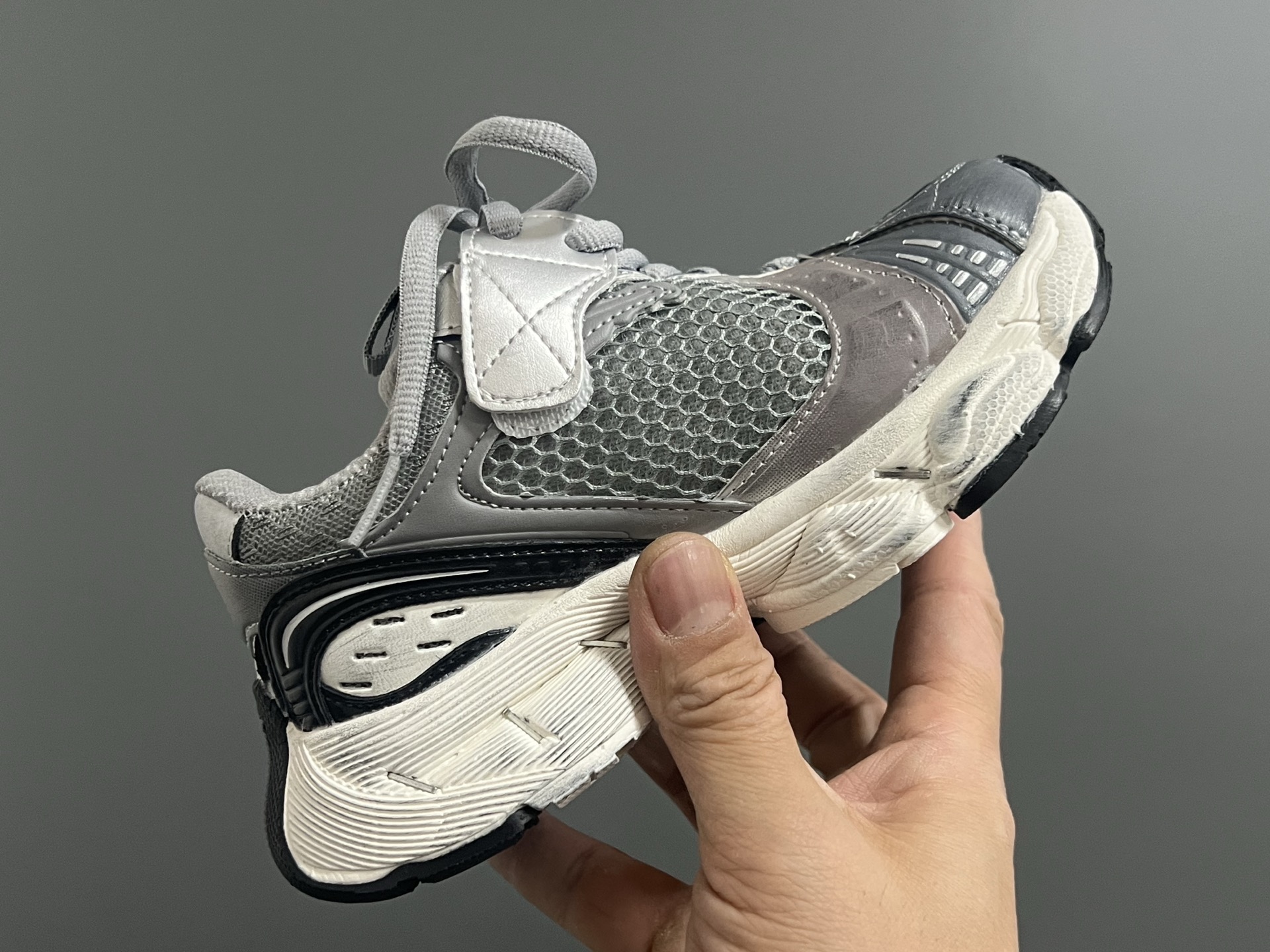 图片[6]-巴黎新款订书机同款魔术贴儿童老爹鞋 尺码：26-37码 经典巴黎世家同款老爹🆕 魔术贴设计，穿脱方便✌🏻 耐磨防滑大底，脚感超赞👍🏻-选品中心