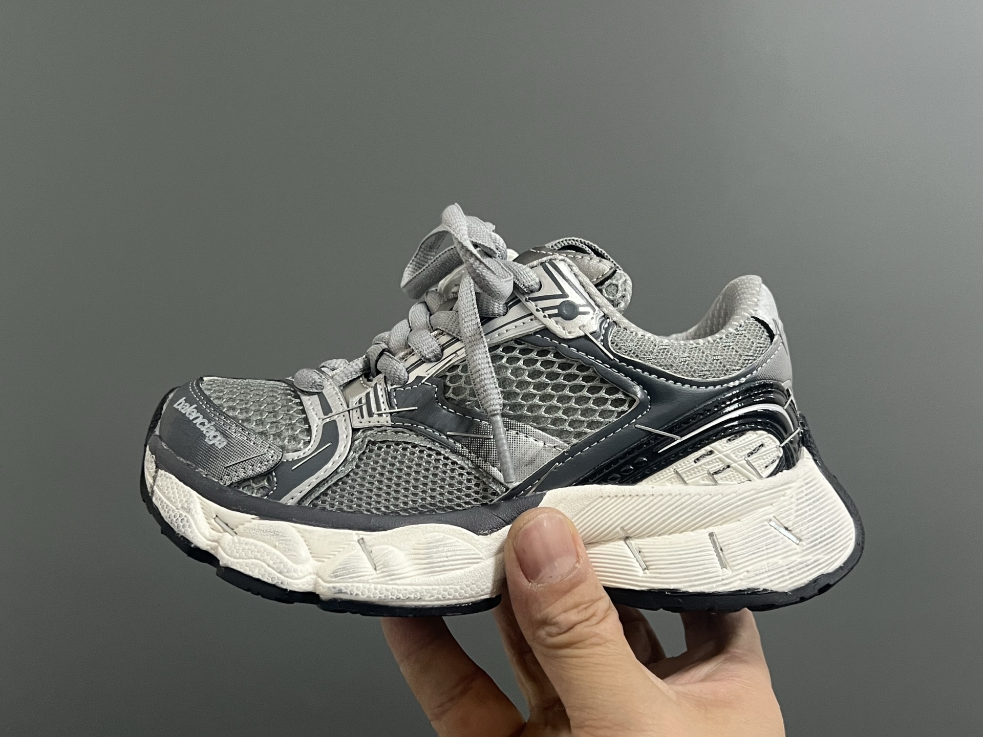 图片[4]-巴黎新款订书机同款魔术贴儿童老爹鞋 尺码：26-37码 经典巴黎世家同款老爹🆕 魔术贴设计，穿脱方便✌🏻 耐磨防滑大底，脚感超赞👍🏻-选品中心