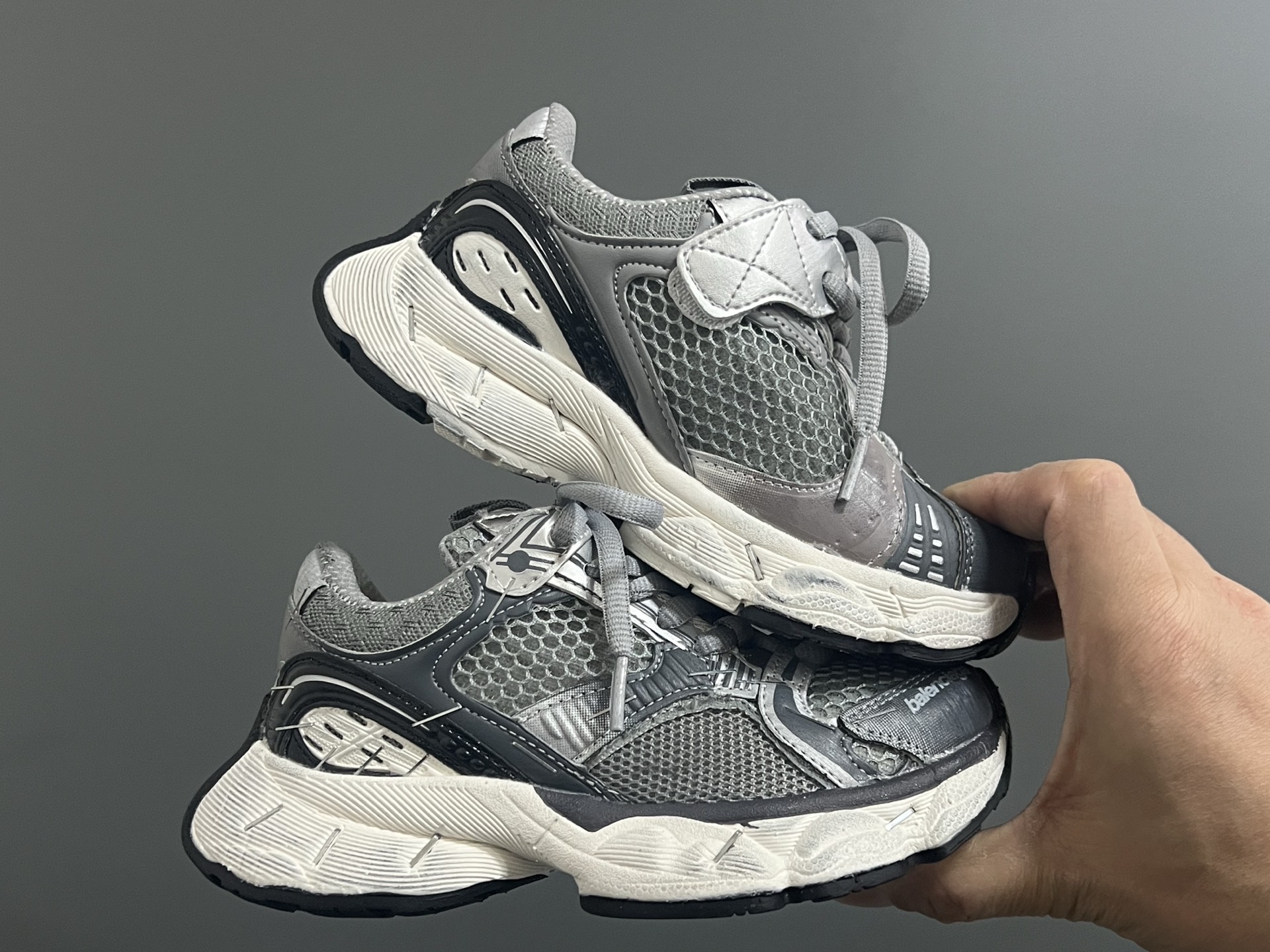 图片[9]-巴黎新款订书机同款魔术贴儿童老爹鞋 尺码：26-37码 经典巴黎世家同款老爹🆕 魔术贴设计，穿脱方便✌🏻 耐磨防滑大底，脚感超赞👍🏻-选品中心