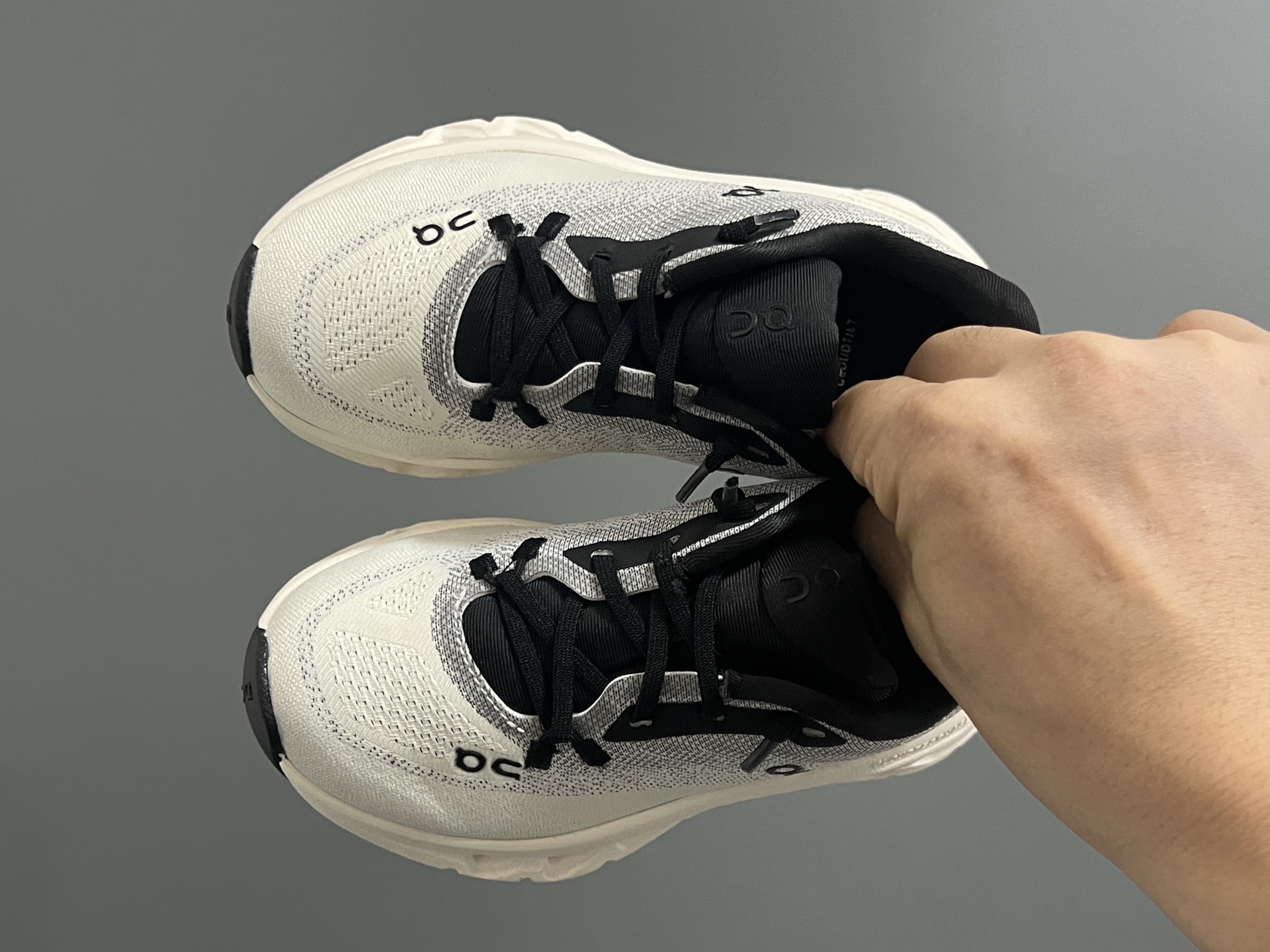 昂家Cloudtilt 轻量化儿童一脚蹬松紧带运动鞋 尺码：28-37码 超爱的小众品牌—昂跑 都不知道自留了多少双[呲牙] 优质面料，透气又舒适☁️ 松紧带设计，穿脱方便✌🏻 独特的轻量化大底，脚感超赞👍🏻-选品中心