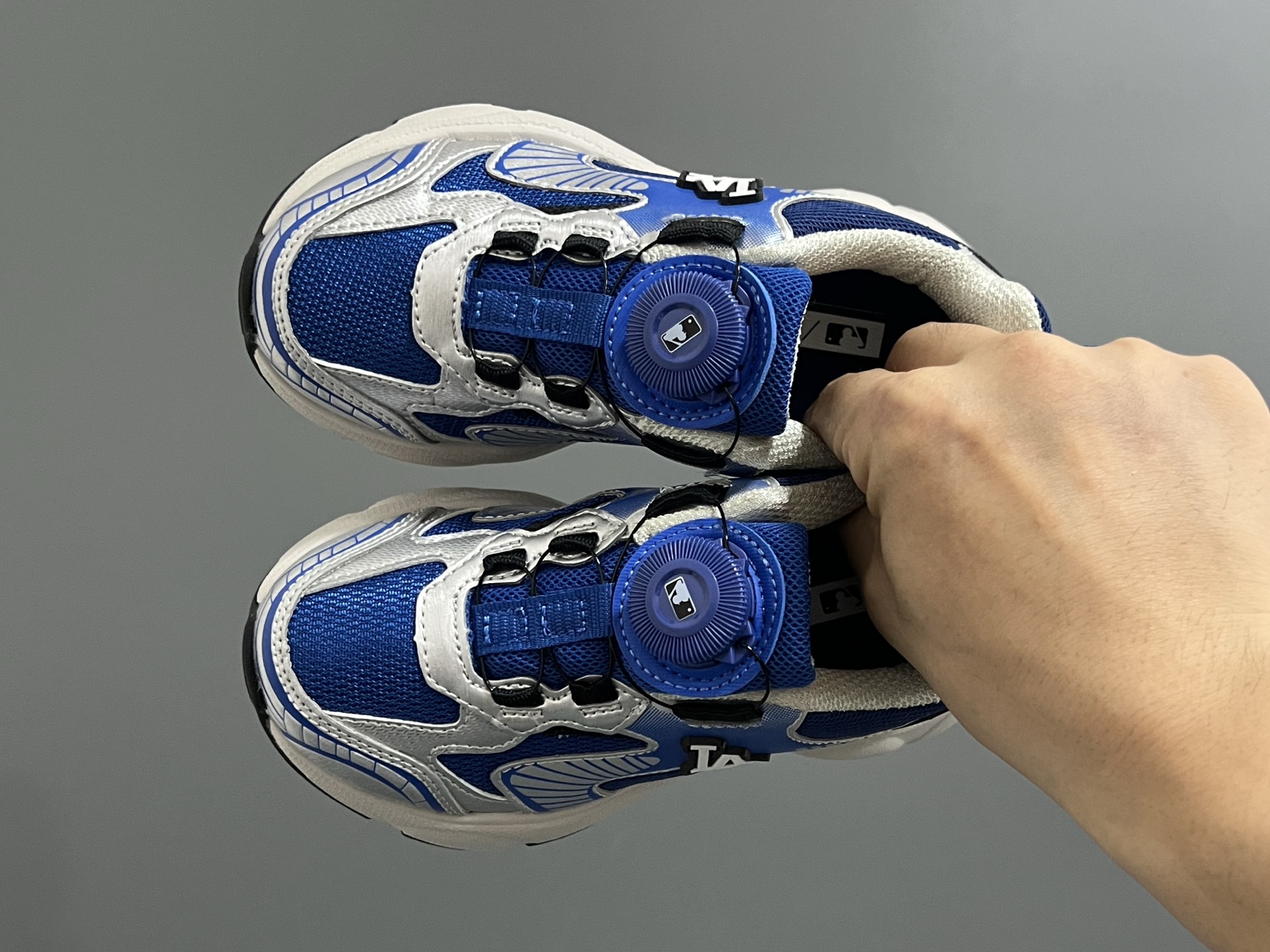 M家春夏新款旋钮网面儿童复古跑鞋 尺码：26-37码 经典MLB系列❤️ 百搭又时髦✨ 精致旋转扣设计，穿脱超方便✌🏻 优质面料拼接，质感满满💯 耐磨防滑大底，满足日常需求✔️-选品中心