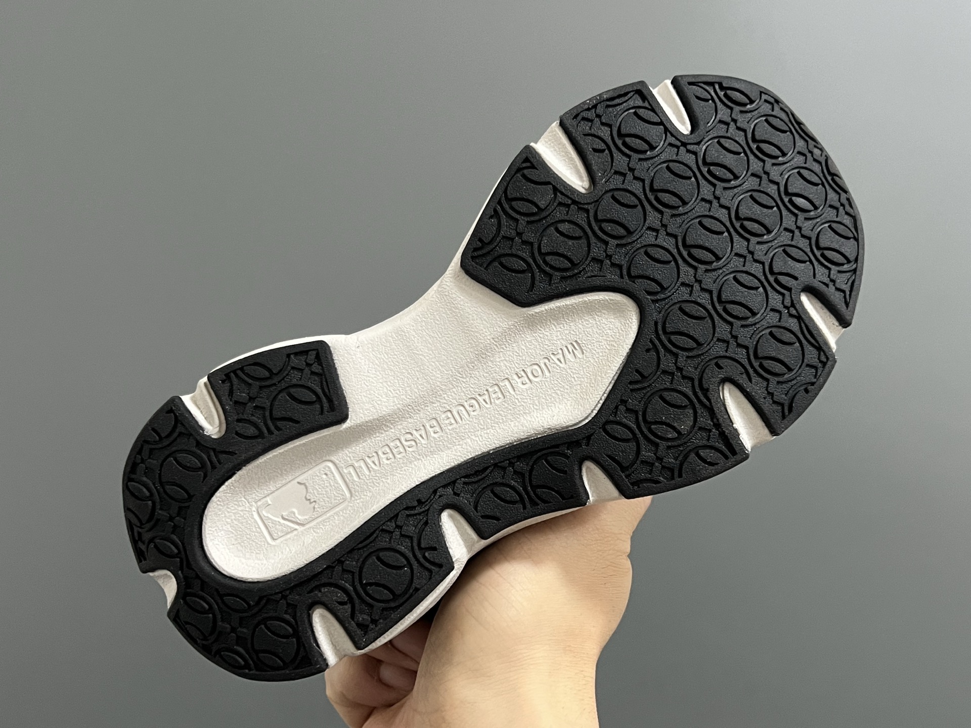 图片[5]-M家春夏新款旋钮网面儿童复古跑鞋 尺码：26-37码 经典MLB系列❤️ 百搭又时髦✨ 精致旋转扣设计，穿脱超方便✌🏻 优质面料拼接，质感满满💯 耐磨防滑大底，满足日常需求✔️-选品中心