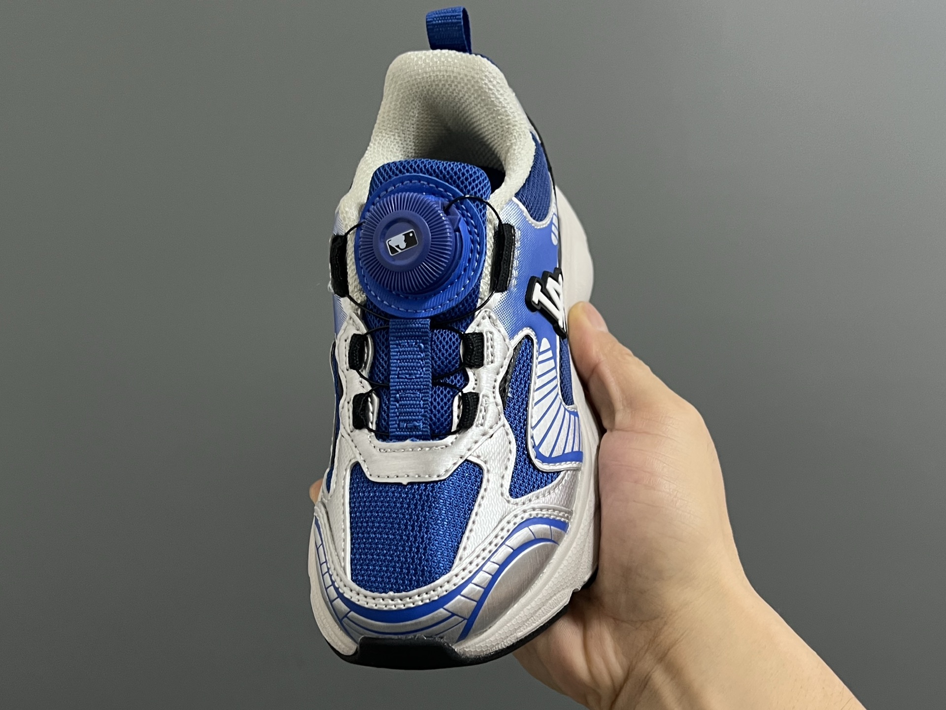 图片[3]-M家春夏新款旋钮网面儿童复古跑鞋 尺码：26-37码 经典MLB系列❤️ 百搭又时髦✨ 精致旋转扣设计，穿脱超方便✌🏻 优质面料拼接，质感满满💯 耐磨防滑大底，满足日常需求✔️-选品中心