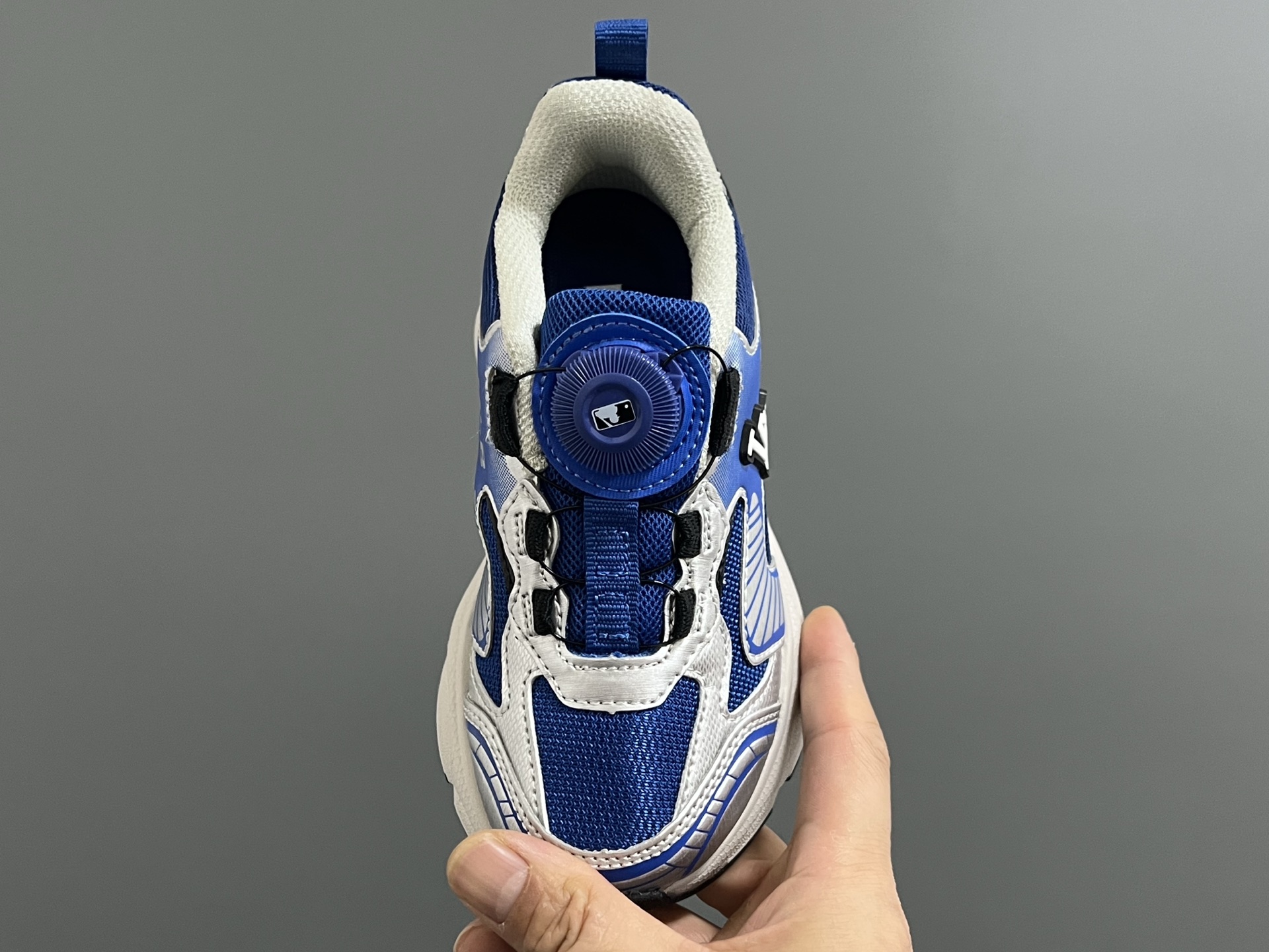 图片[8]-M家春夏新款旋钮网面儿童复古跑鞋 尺码：26-37码 经典MLB系列❤️ 百搭又时髦✨ 精致旋转扣设计，穿脱超方便✌🏻 优质面料拼接，质感满满💯 耐磨防滑大底，满足日常需求✔️-选品中心