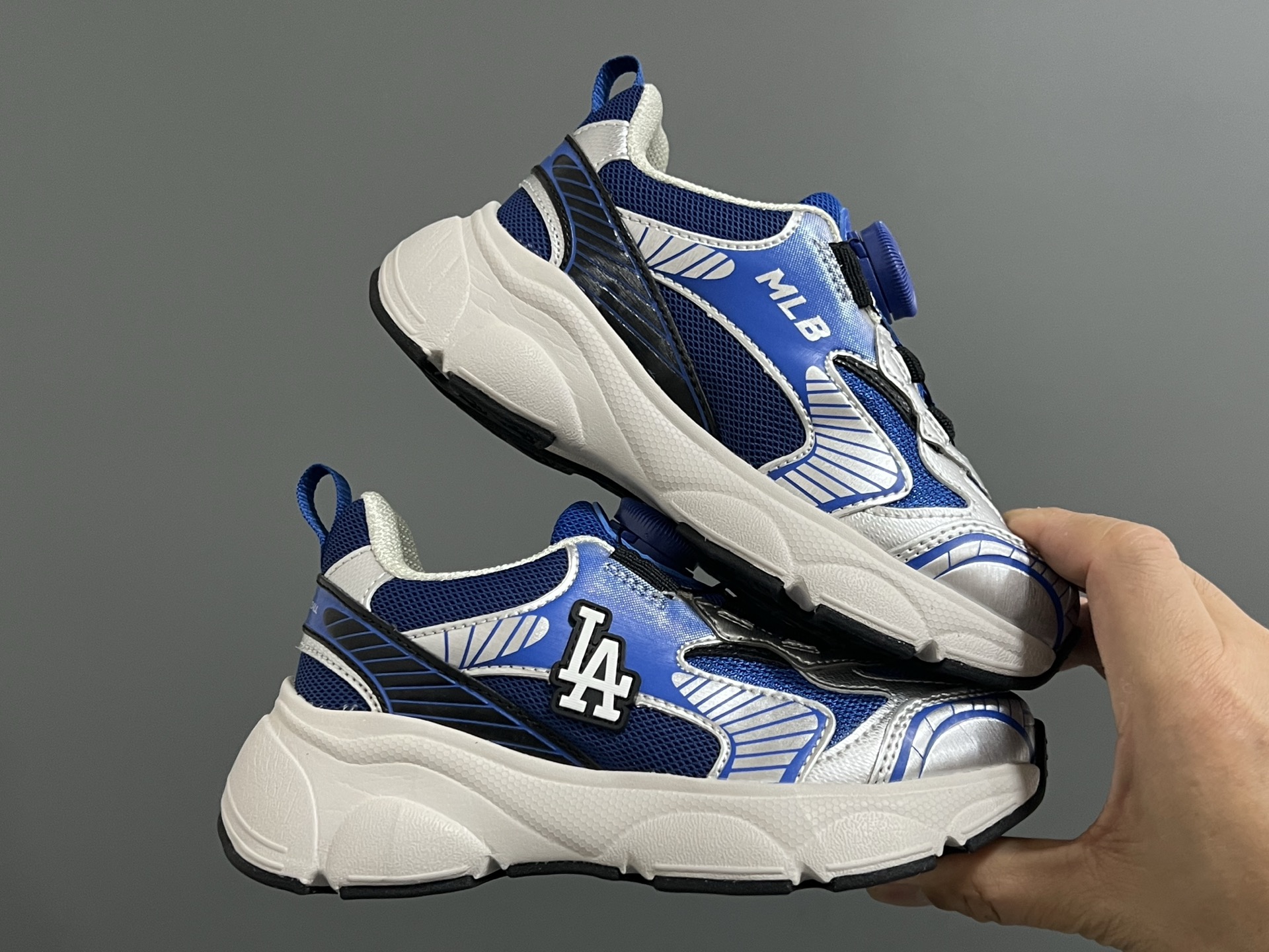 图片[9]-M家春夏新款旋钮网面儿童复古跑鞋 尺码：26-37码 经典MLB系列❤️ 百搭又时髦✨ 精致旋转扣设计，穿脱超方便✌🏻 优质面料拼接，质感满满💯 耐磨防滑大底，满足日常需求✔️-选品中心