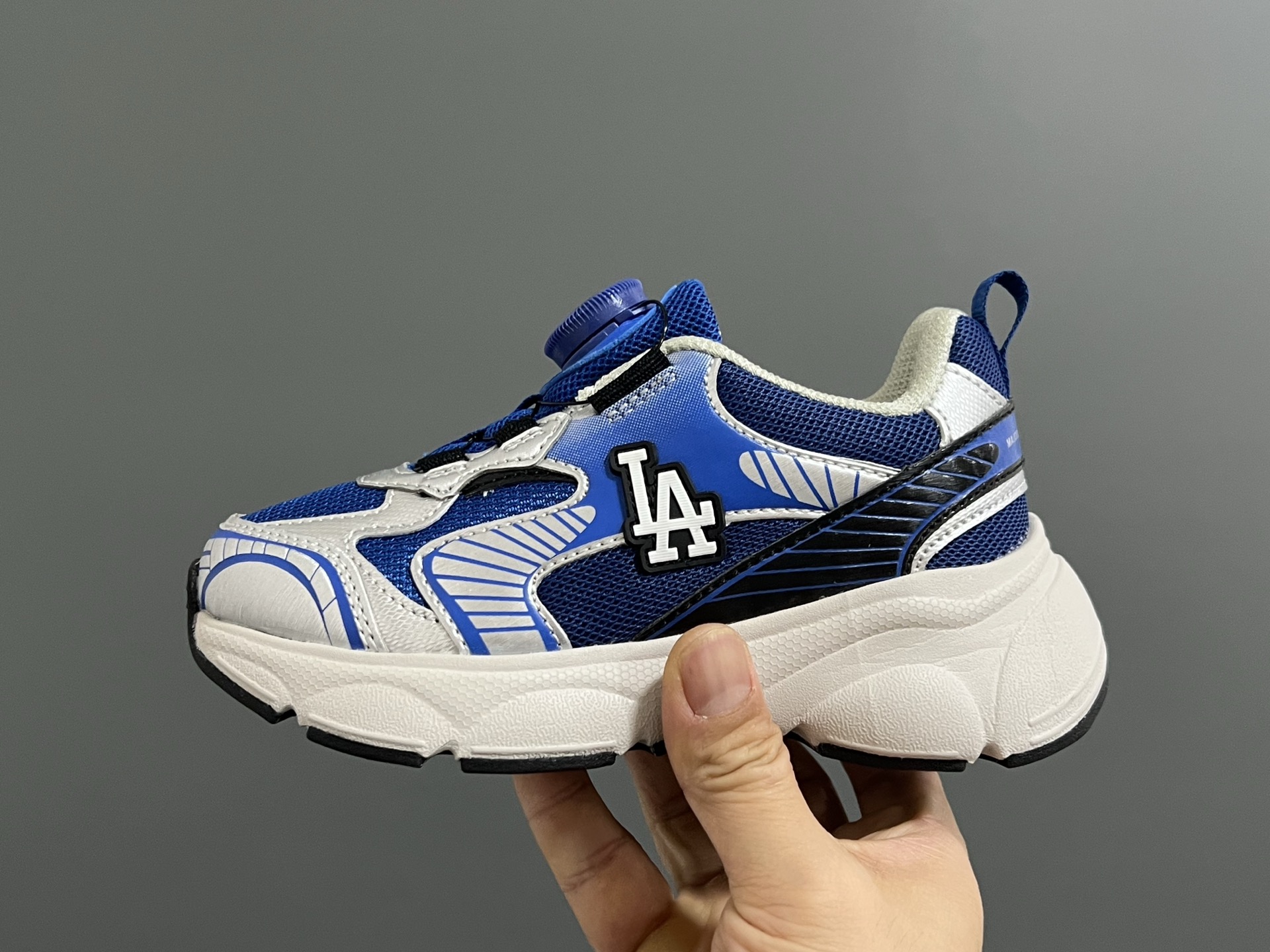 图片[4]-M家春夏新款旋钮网面儿童复古跑鞋 尺码：26-37码 经典MLB系列❤️ 百搭又时髦✨ 精致旋转扣设计，穿脱超方便✌🏻 优质面料拼接，质感满满💯 耐磨防滑大底，满足日常需求✔️-选品中心