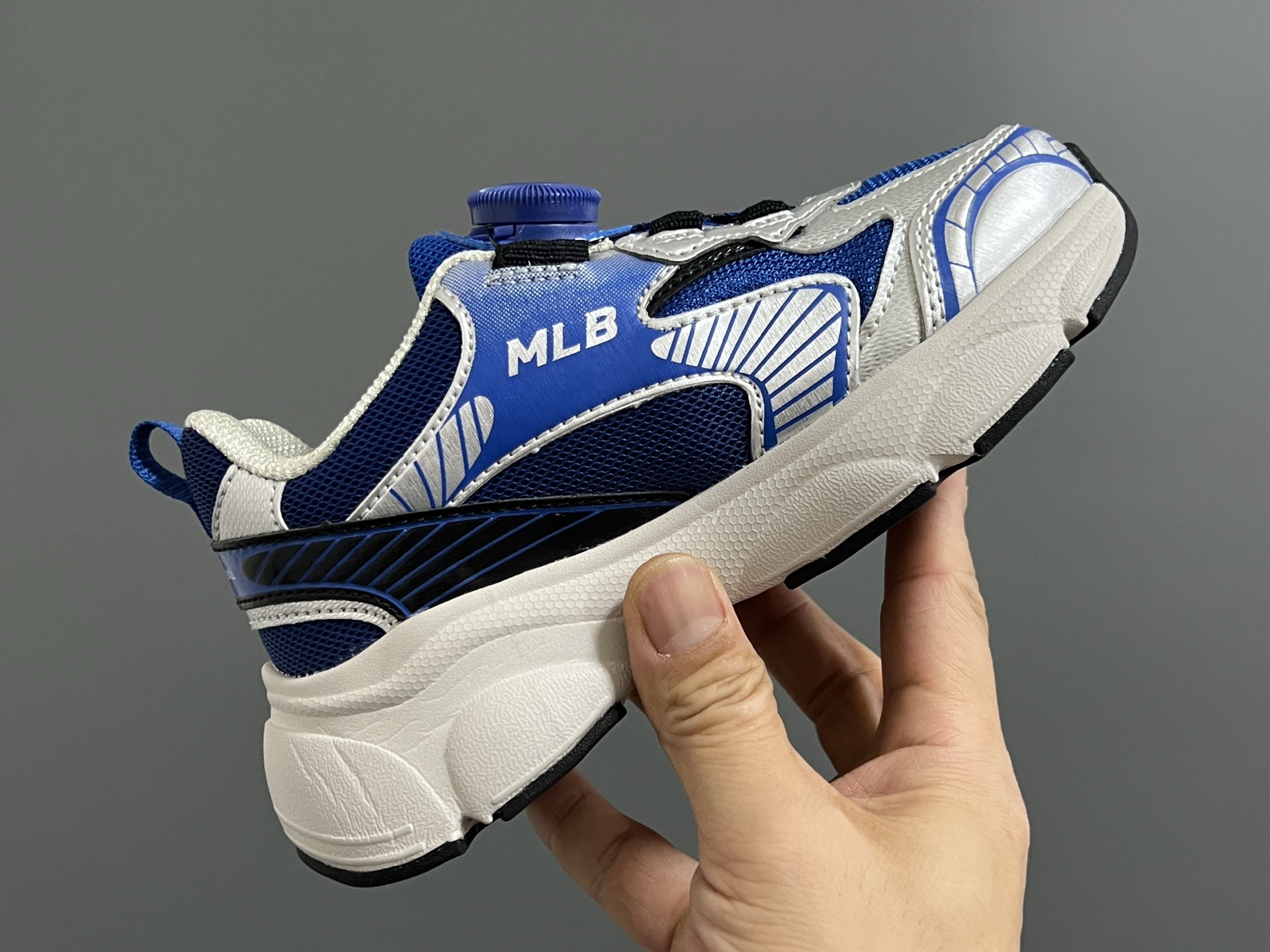 图片[6]-M家春夏新款旋钮网面儿童复古跑鞋 尺码：26-37码 经典MLB系列❤️ 百搭又时髦✨ 精致旋转扣设计，穿脱超方便✌🏻 优质面料拼接，质感满满💯 耐磨防滑大底，满足日常需求✔️-选品中心