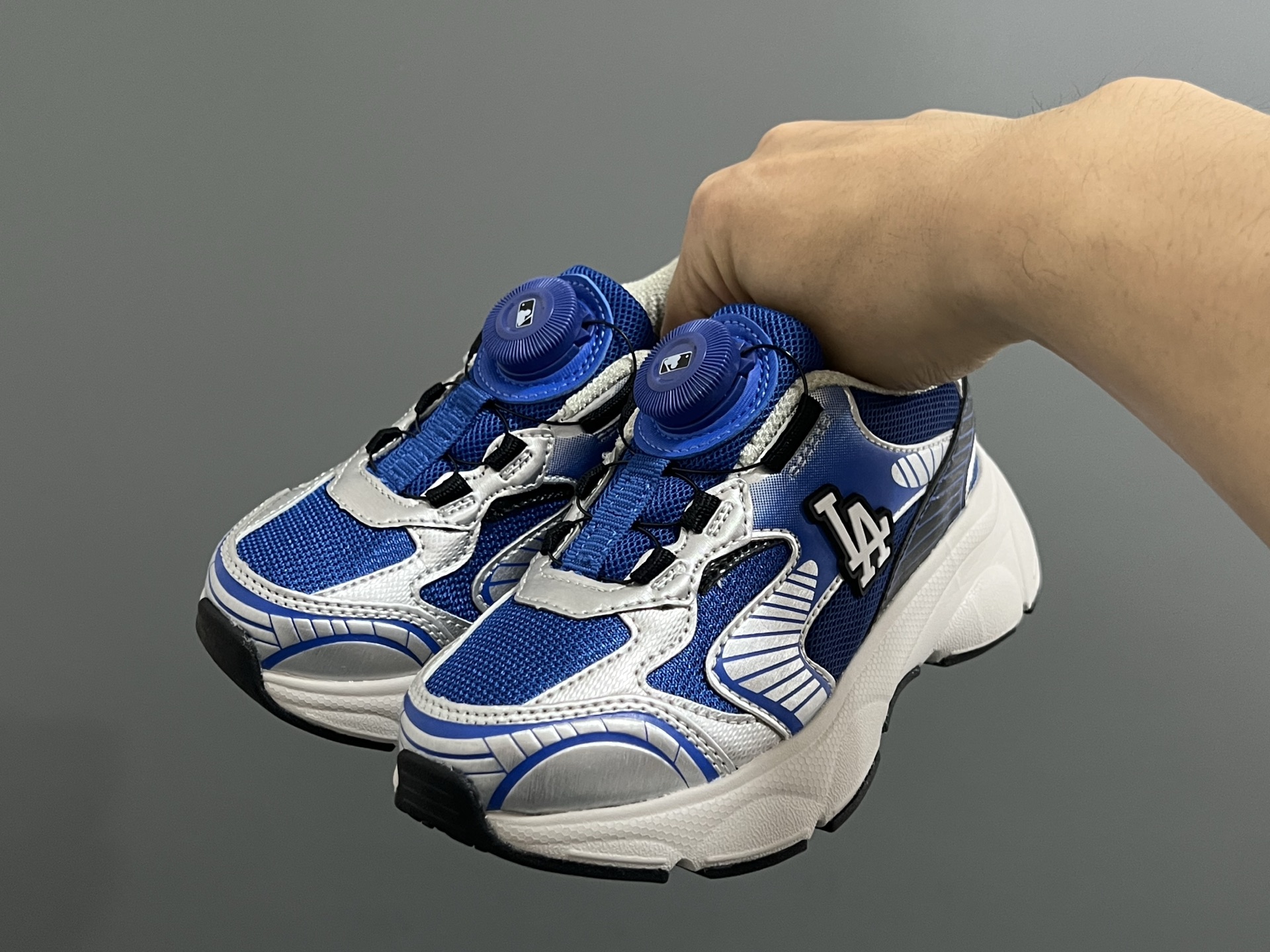 图片[2]-M家春夏新款旋钮网面儿童复古跑鞋 尺码：26-37码 经典MLB系列❤️ 百搭又时髦✨ 精致旋转扣设计，穿脱超方便✌🏻 优质面料拼接，质感满满💯 耐磨防滑大底，满足日常需求✔️-选品中心