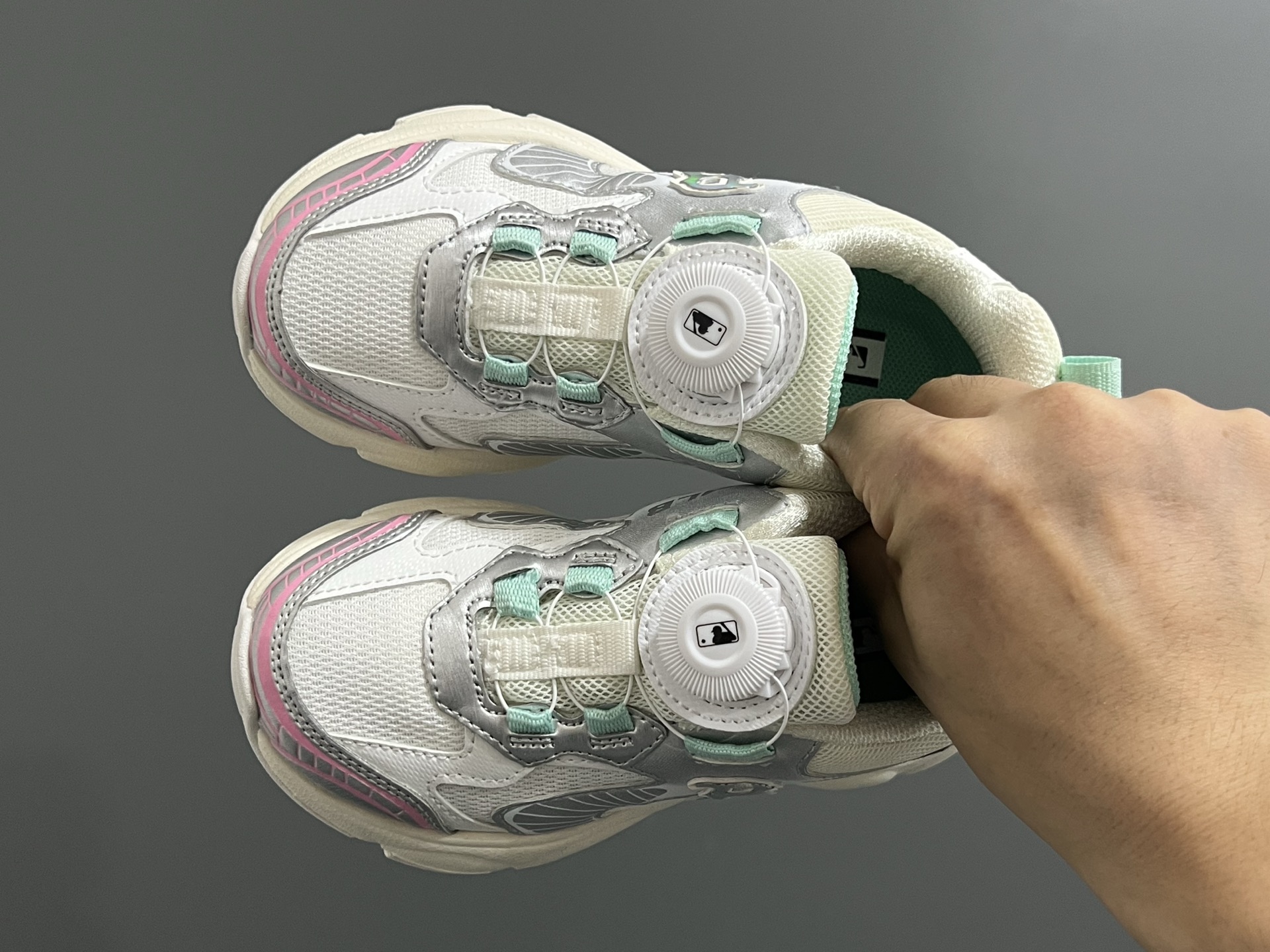 M家春夏新款旋钮网面儿童复古跑鞋 尺码：26-37码 经典MLB系列❤️ 百搭又时髦✨ 精致旋转扣设计，穿脱超方便✌🏻 优质面料拼接，质感满满💯 耐磨防滑大底，满足日常需求✔️-选品中心