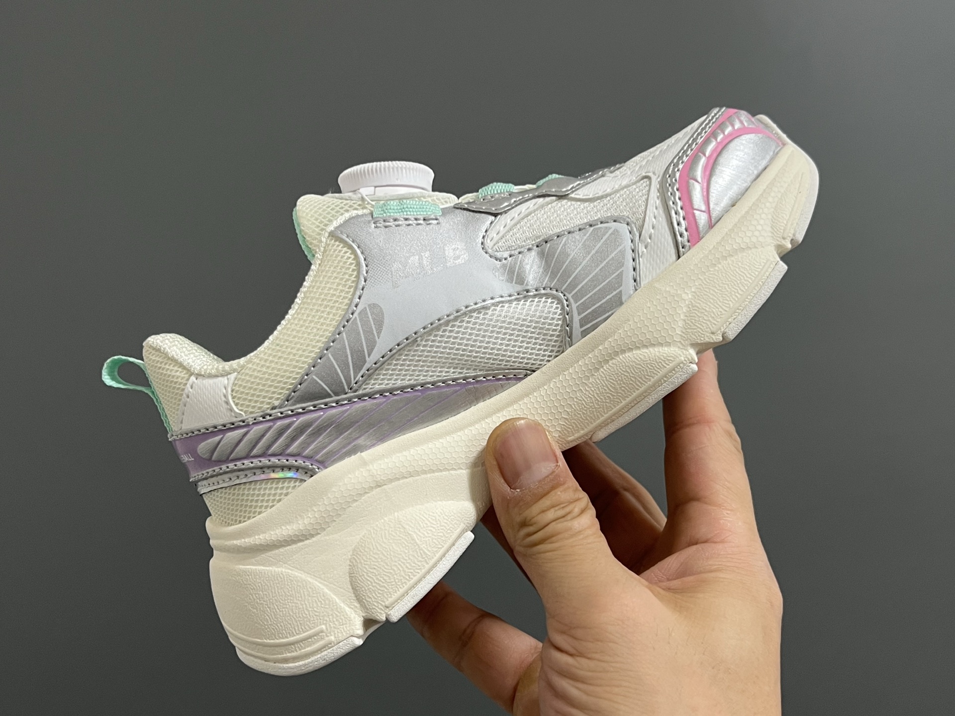 图片[8]-M家春夏新款旋钮网面儿童复古跑鞋 尺码：26-37码 经典MLB系列❤️ 百搭又时髦✨ 精致旋转扣设计，穿脱超方便✌🏻 优质面料拼接，质感满满💯 耐磨防滑大底，满足日常需求✔️-选品中心