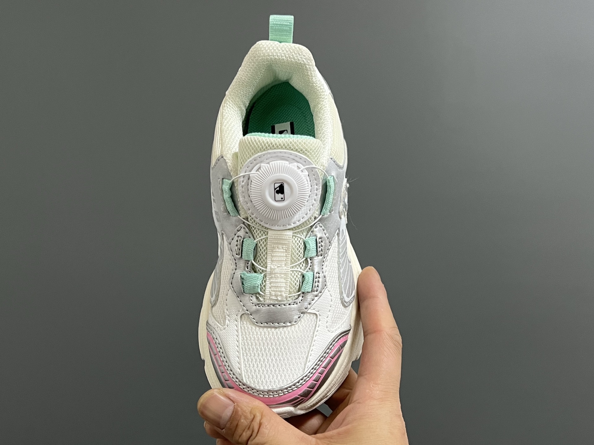 图片[6]-M家春夏新款旋钮网面儿童复古跑鞋 尺码：26-37码 经典MLB系列❤️ 百搭又时髦✨ 精致旋转扣设计，穿脱超方便✌🏻 优质面料拼接，质感满满💯 耐磨防滑大底，满足日常需求✔️-选品中心