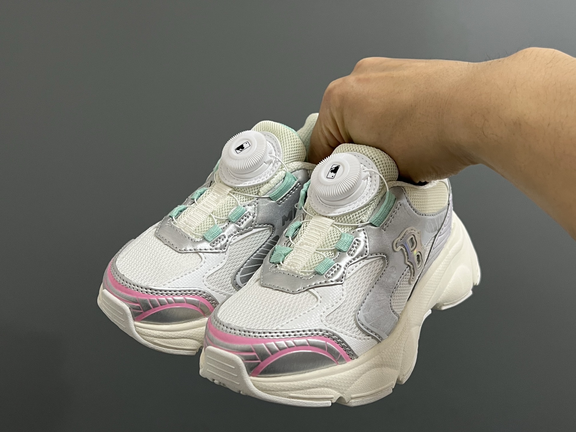 图片[2]-M家春夏新款旋钮网面儿童复古跑鞋 尺码：26-37码 经典MLB系列❤️ 百搭又时髦✨ 精致旋转扣设计，穿脱超方便✌🏻 优质面料拼接，质感满满💯 耐磨防滑大底，满足日常需求✔️-选品中心