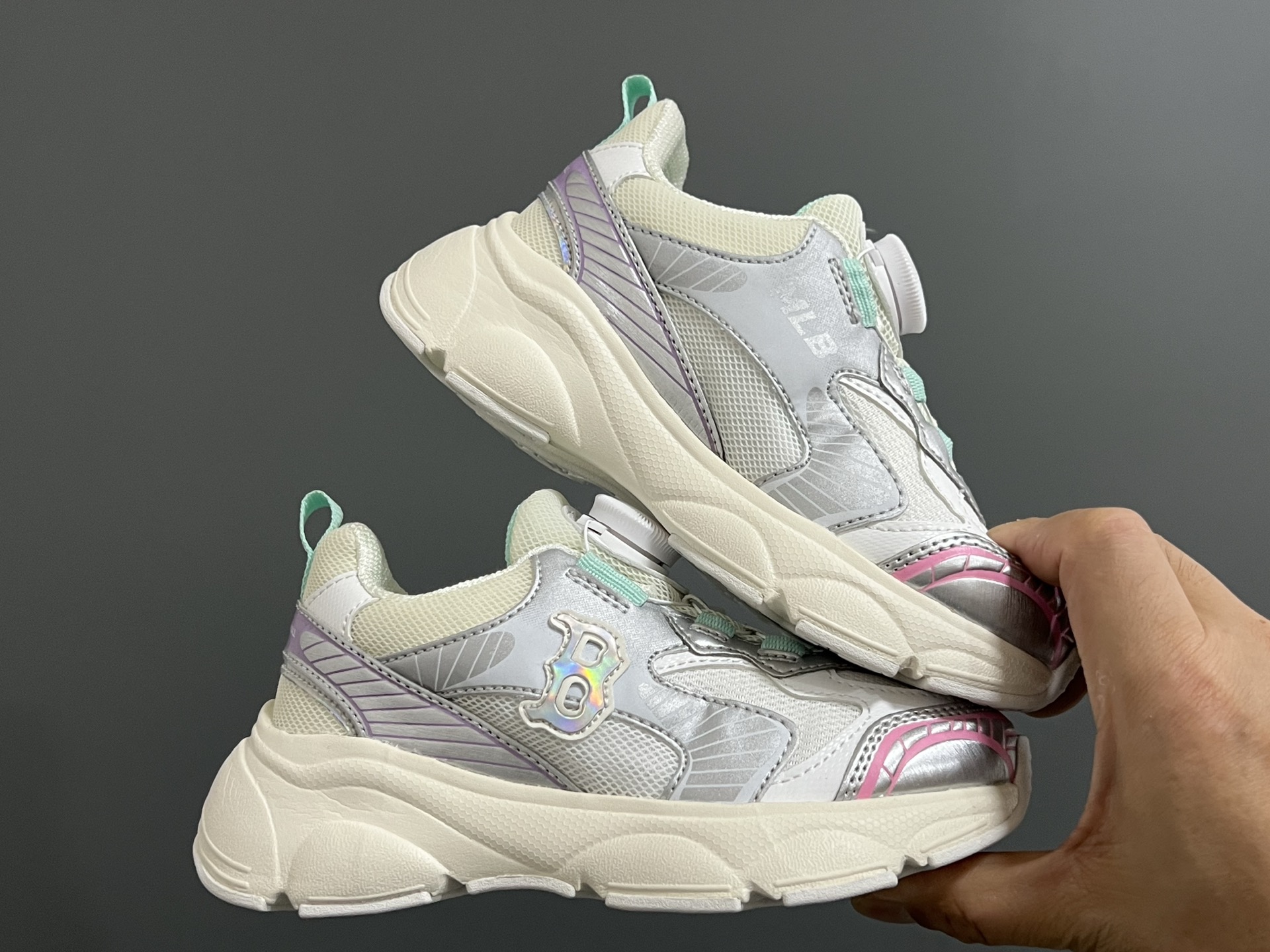 图片[9]-M家春夏新款旋钮网面儿童复古跑鞋 尺码：26-37码 经典MLB系列❤️ 百搭又时髦✨ 精致旋转扣设计，穿脱超方便✌🏻 优质面料拼接，质感满满💯 耐磨防滑大底，满足日常需求✔️-选品中心