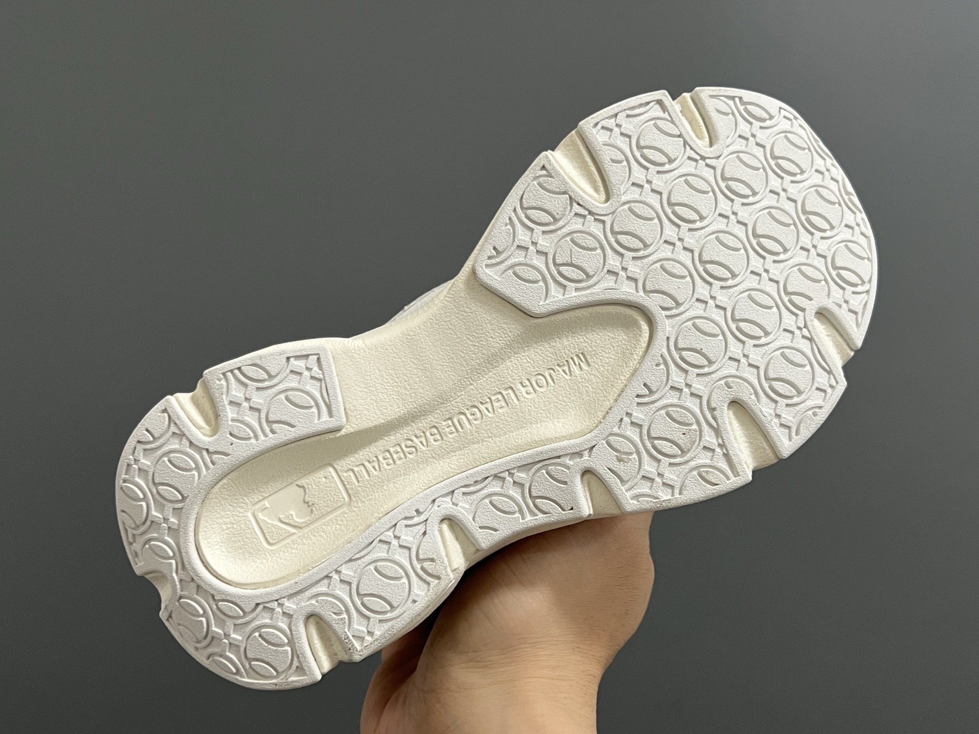 图片[7]-M家春夏新款旋钮网面儿童复古跑鞋 尺码：26-37码 经典MLB系列❤️ 百搭又时髦✨ 精致旋转扣设计，穿脱超方便✌🏻 优质面料拼接，质感满满💯 耐磨防滑大底，满足日常需求✔️-选品中心