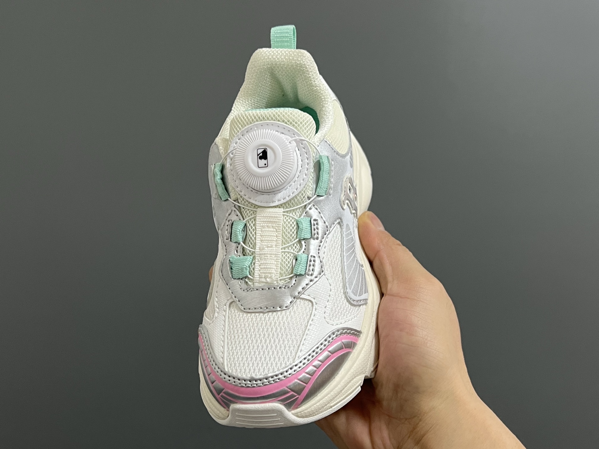 图片[3]-M家春夏新款旋钮网面儿童复古跑鞋 尺码：26-37码 经典MLB系列❤️ 百搭又时髦✨ 精致旋转扣设计，穿脱超方便✌🏻 优质面料拼接，质感满满💯 耐磨防滑大底，满足日常需求✔️-选品中心