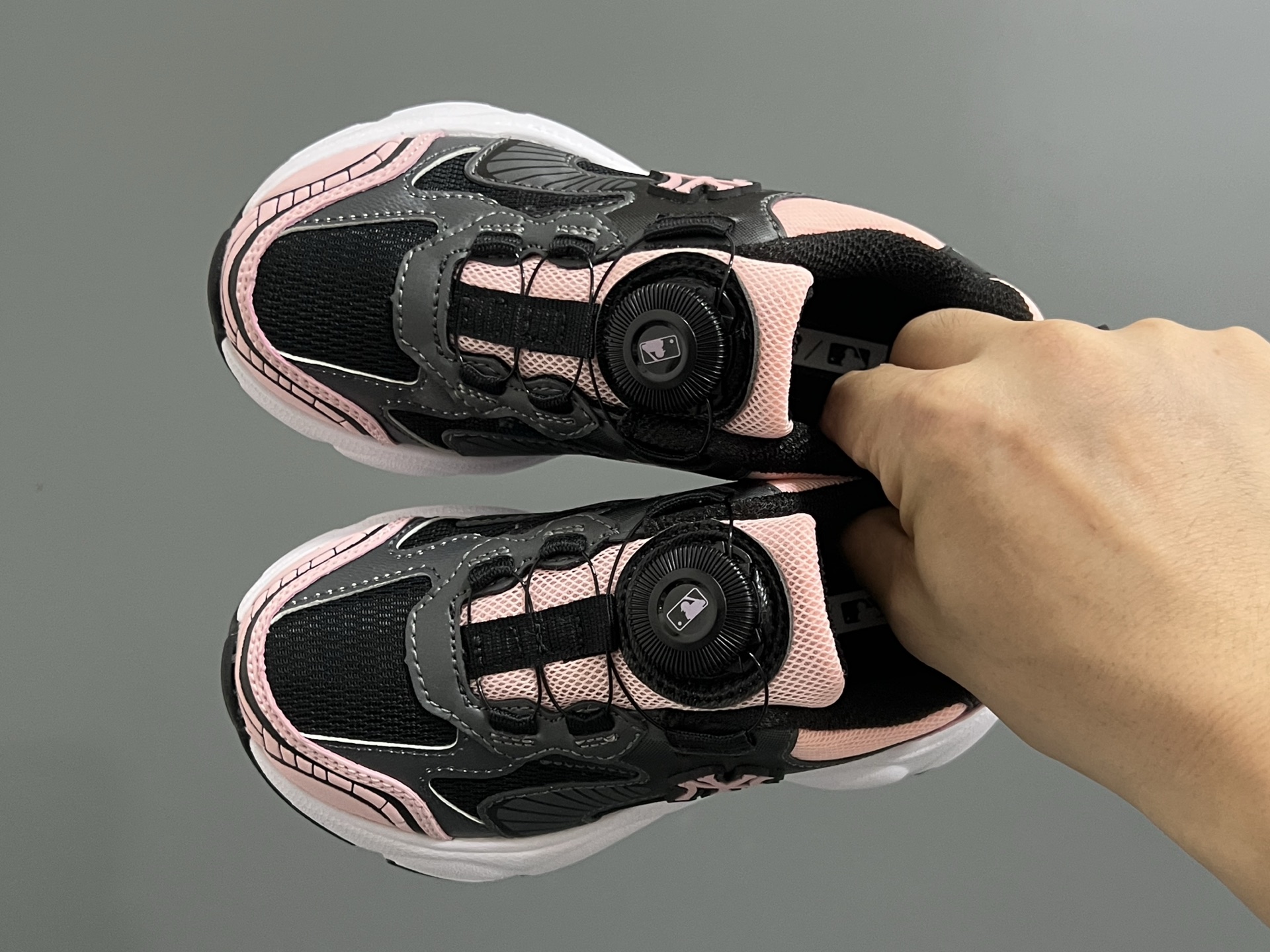 M家春夏新款旋钮网面儿童复古跑鞋 尺码：26-37码 经典MLB系列❤️ 百搭又时髦✨ 精致旋转扣设计，穿脱超方便✌🏻 优质面料拼接，质感满满💯 耐磨防滑大底，满足日常需求✔️-选品中心