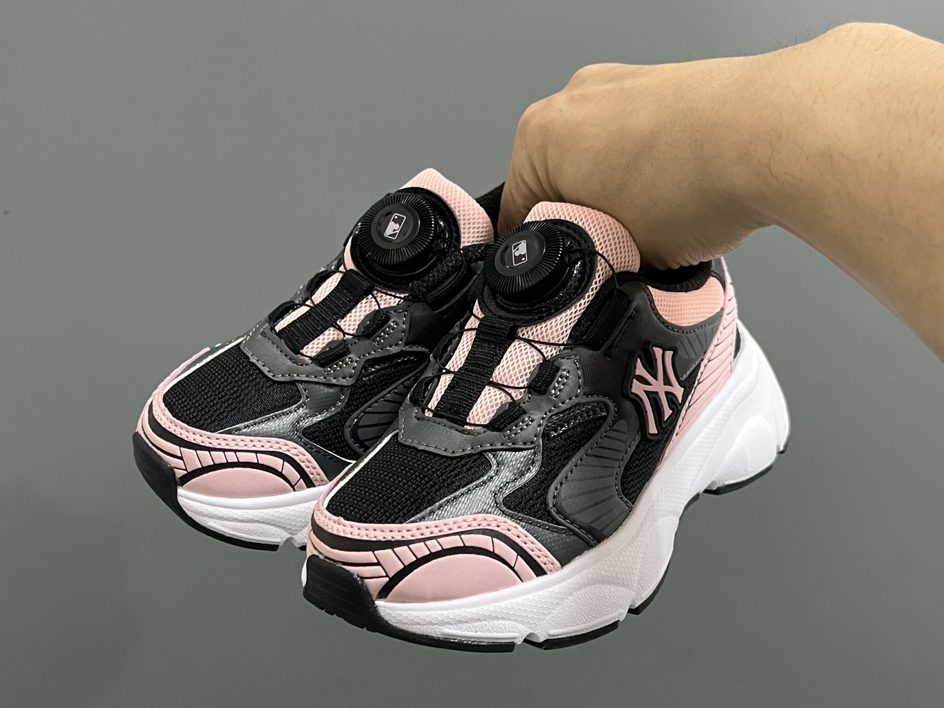 图片[2]-M家春夏新款旋钮网面儿童复古跑鞋 尺码：26-37码 经典MLB系列❤️ 百搭又时髦✨ 精致旋转扣设计，穿脱超方便✌🏻 优质面料拼接，质感满满💯 耐磨防滑大底，满足日常需求✔️-选品中心