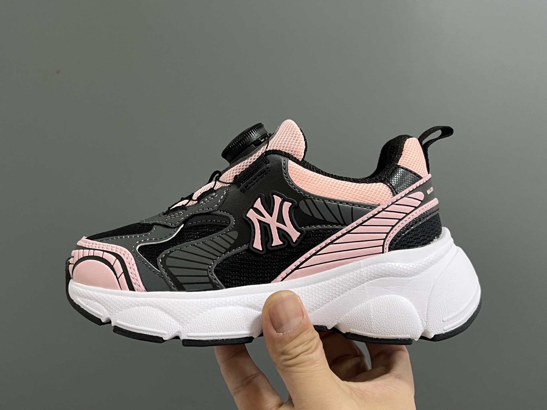 图片[4]-M家春夏新款旋钮网面儿童复古跑鞋 尺码：26-37码 经典MLB系列❤️ 百搭又时髦✨ 精致旋转扣设计，穿脱超方便✌🏻 优质面料拼接，质感满满💯 耐磨防滑大底，满足日常需求✔️-选品中心