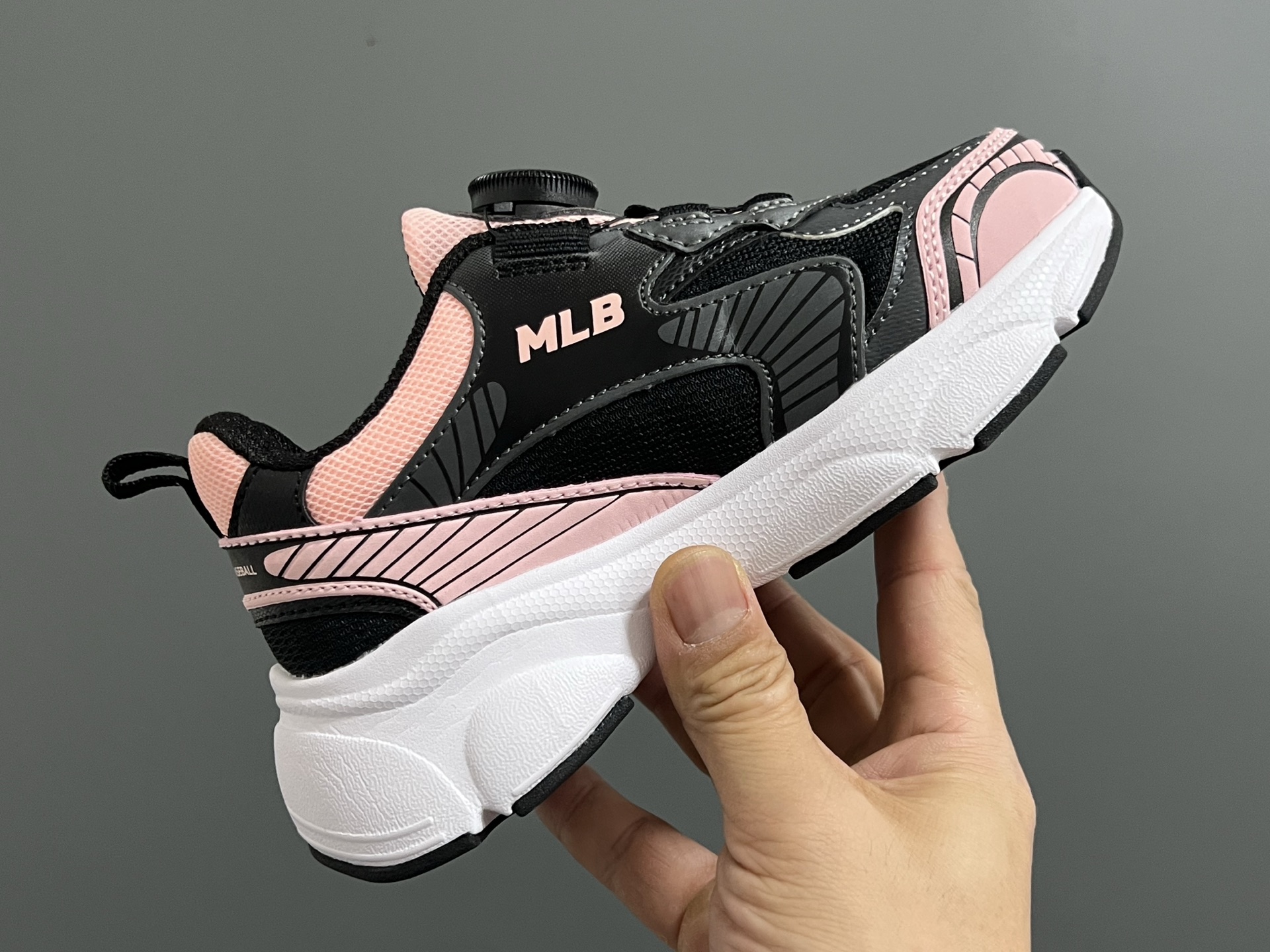 图片[7]-M家春夏新款旋钮网面儿童复古跑鞋 尺码：26-37码 经典MLB系列❤️ 百搭又时髦✨ 精致旋转扣设计，穿脱超方便✌🏻 优质面料拼接，质感满满💯 耐磨防滑大底，满足日常需求✔️-选品中心