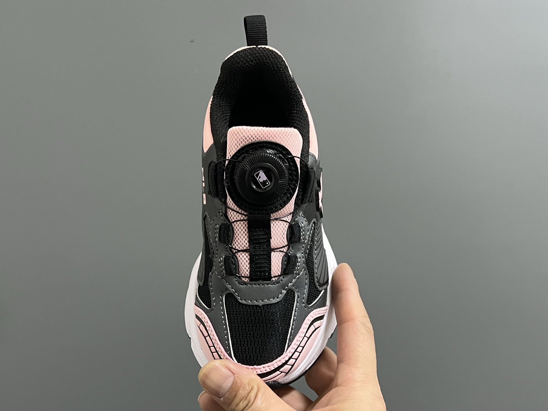 图片[5]-M家春夏新款旋钮网面儿童复古跑鞋 尺码：26-37码 经典MLB系列❤️ 百搭又时髦✨ 精致旋转扣设计，穿脱超方便✌🏻 优质面料拼接，质感满满💯 耐磨防滑大底，满足日常需求✔️-选品中心