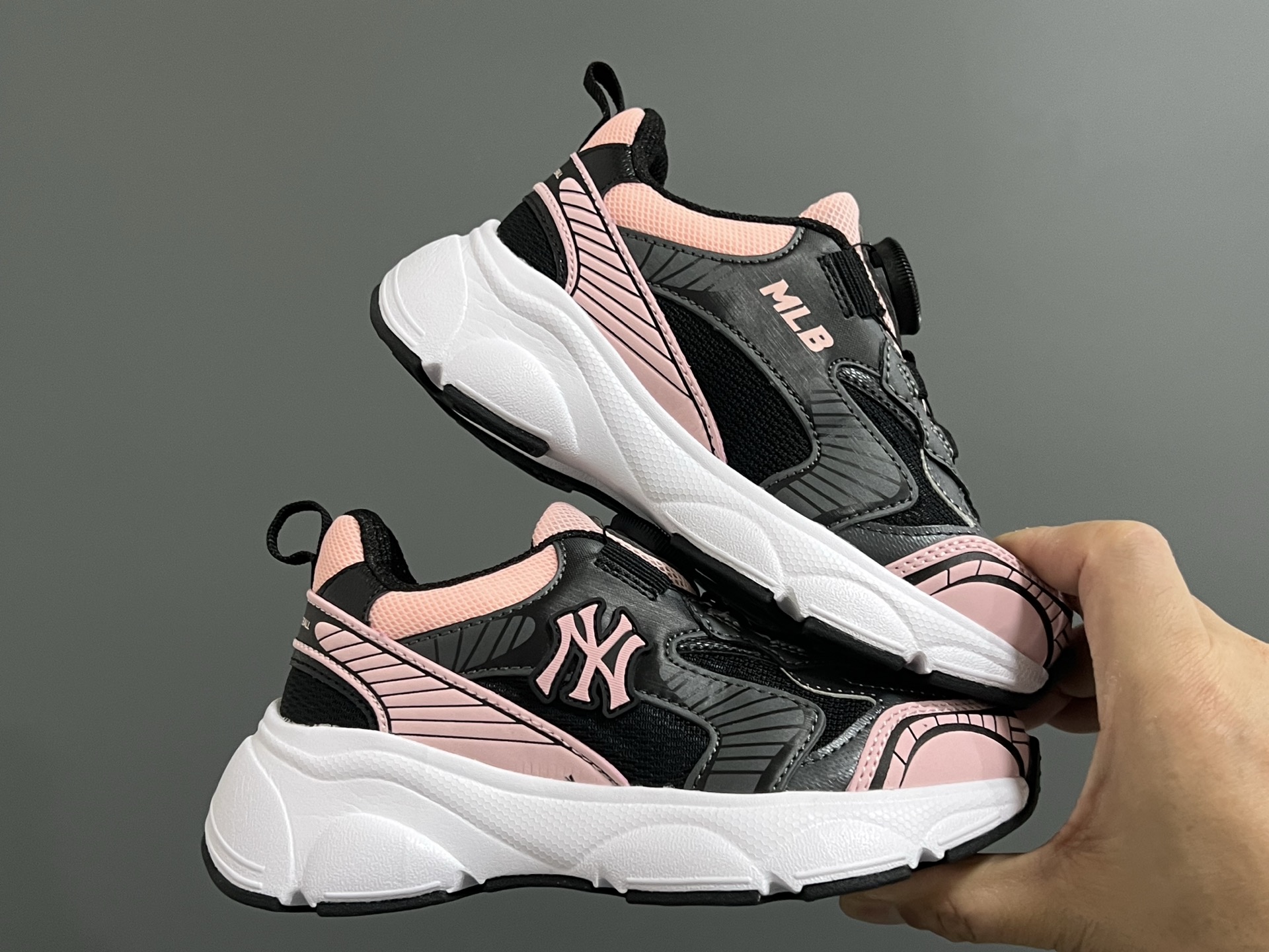 图片[9]-M家春夏新款旋钮网面儿童复古跑鞋 尺码：26-37码 经典MLB系列❤️ 百搭又时髦✨ 精致旋转扣设计，穿脱超方便✌🏻 优质面料拼接，质感满满💯 耐磨防滑大底，满足日常需求✔️-选品中心